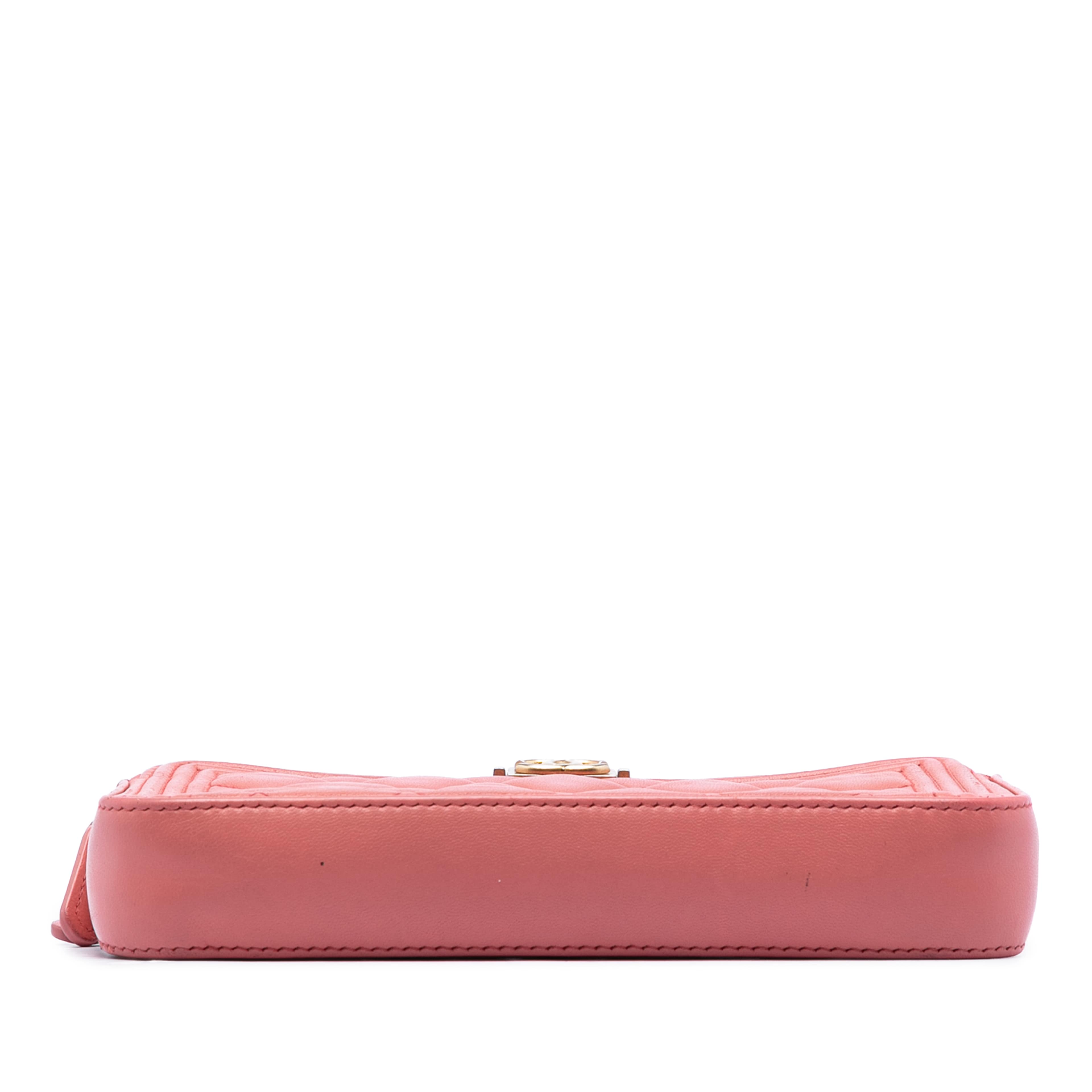 Chanel Quilted Caviar Boy Double Zip Clutch With Chain, från Luxclusif, i färgen pink. Klicka för att öppna bilden i stort format