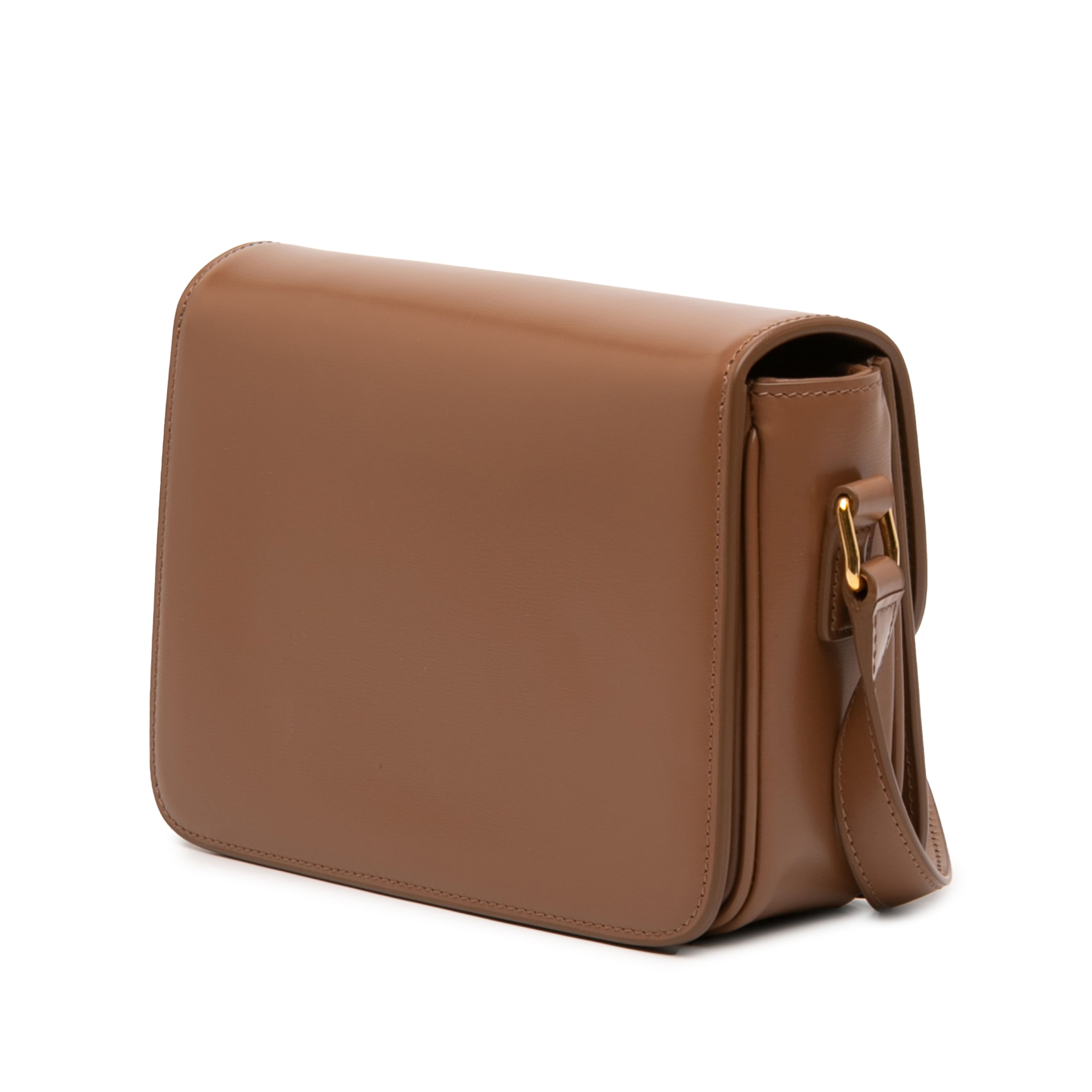 Celine Teen Shiny Calfskin Triomphe Crossbody, från Luxclusif, i färgen brown. Klicka för att öppna bilden i stort format