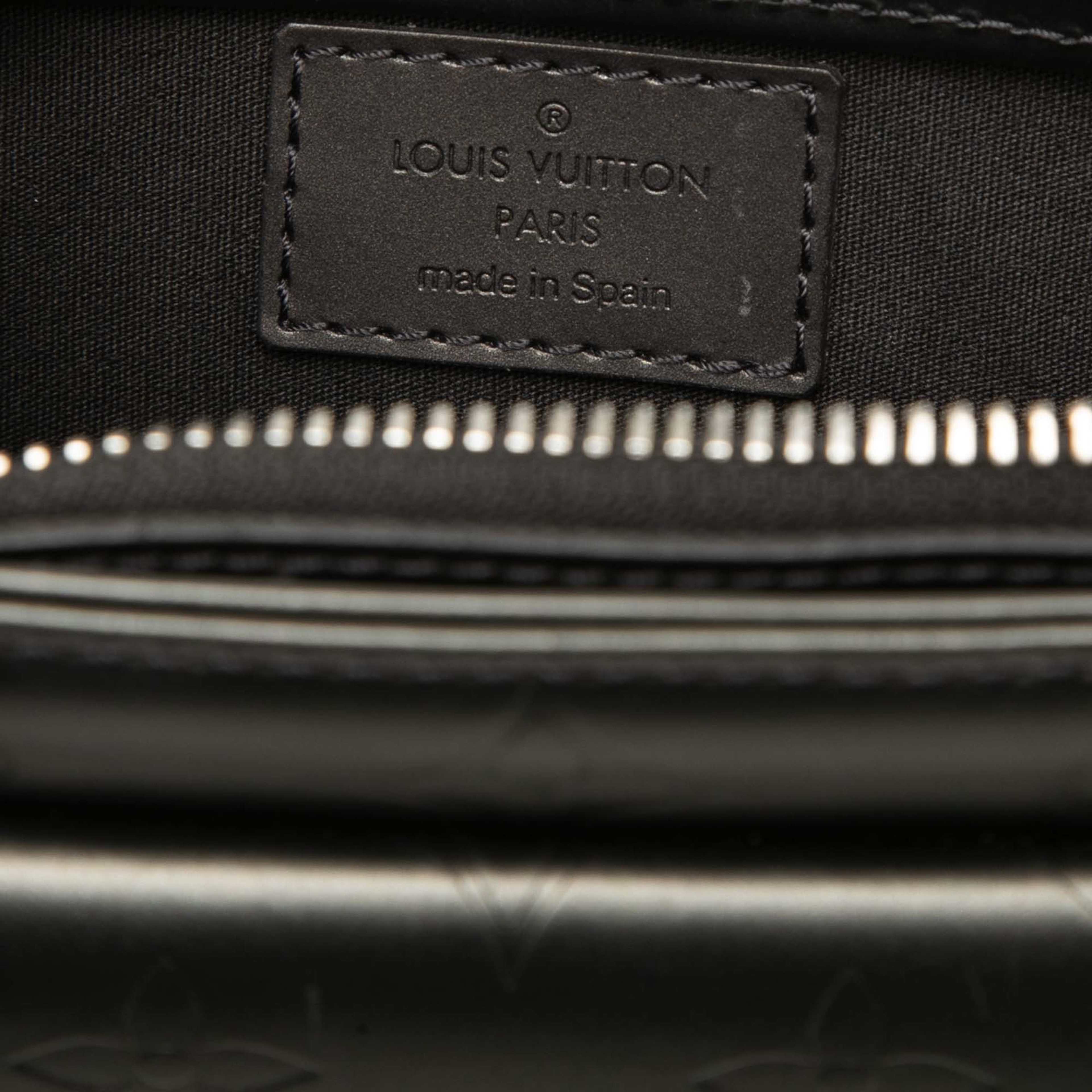 Louis Vuitton Monogram Mat Alston, från Luxclusif, i färgen grå. Klicka för att öppna bilden i stort format