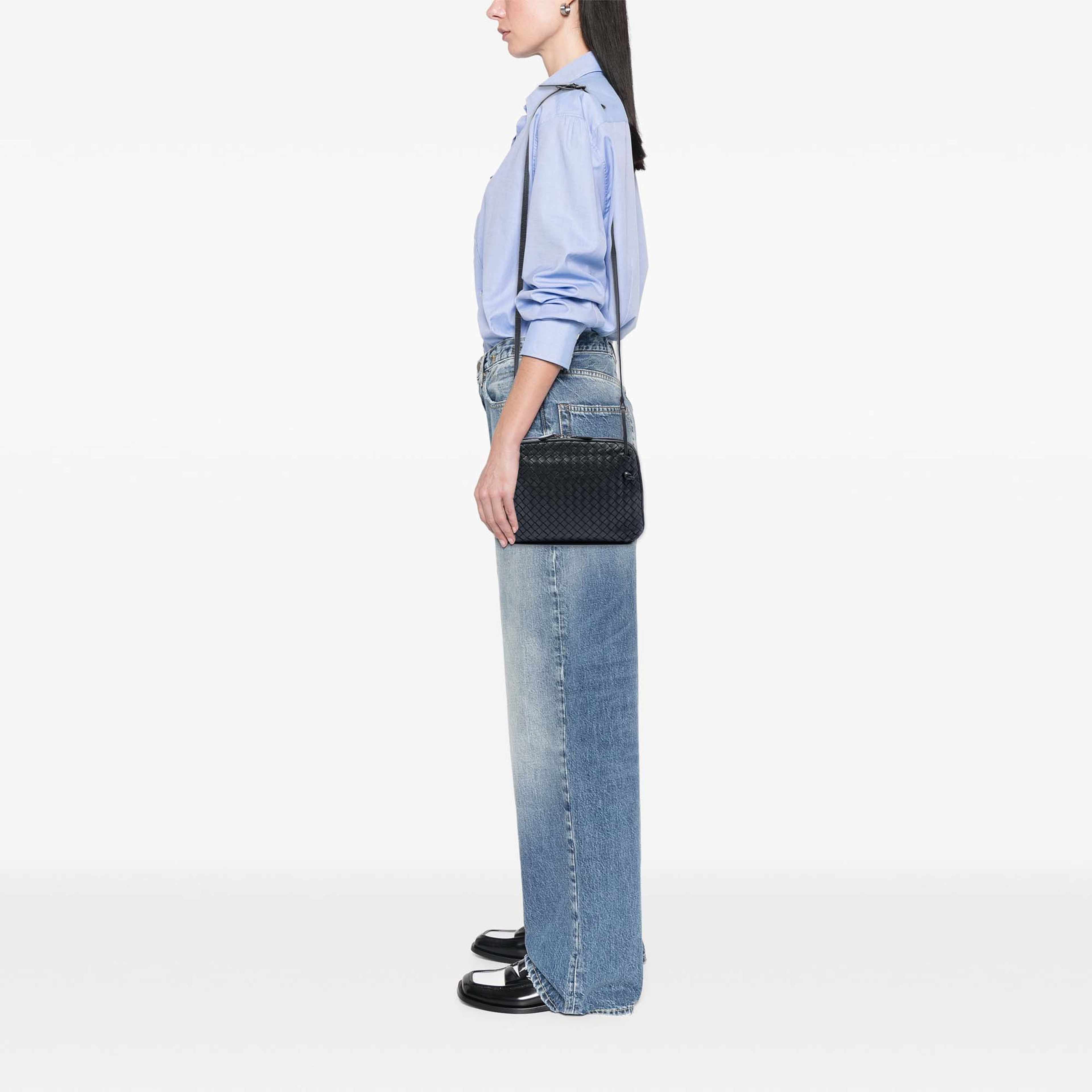 Bottega Veneta Nappa Intrecciato Nodini Crossbody, från Luxclusif, i färgen black. Klicka för att öppna bilden i stort format