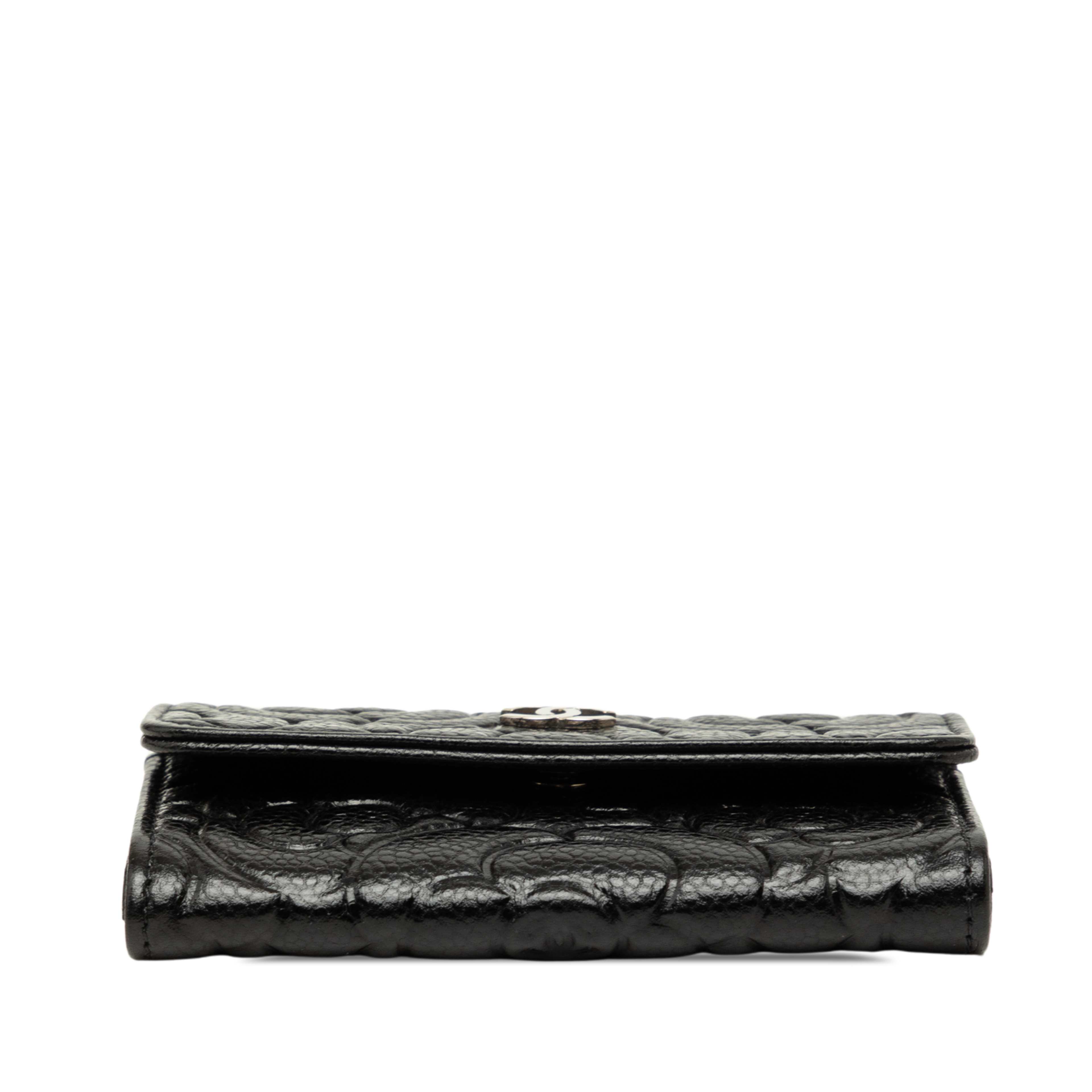 Chanel Cc Embossed Caviar Camellia Card Holder, från Luxclusif, i färgen svart. Klicka för att öppna bilden i stort format