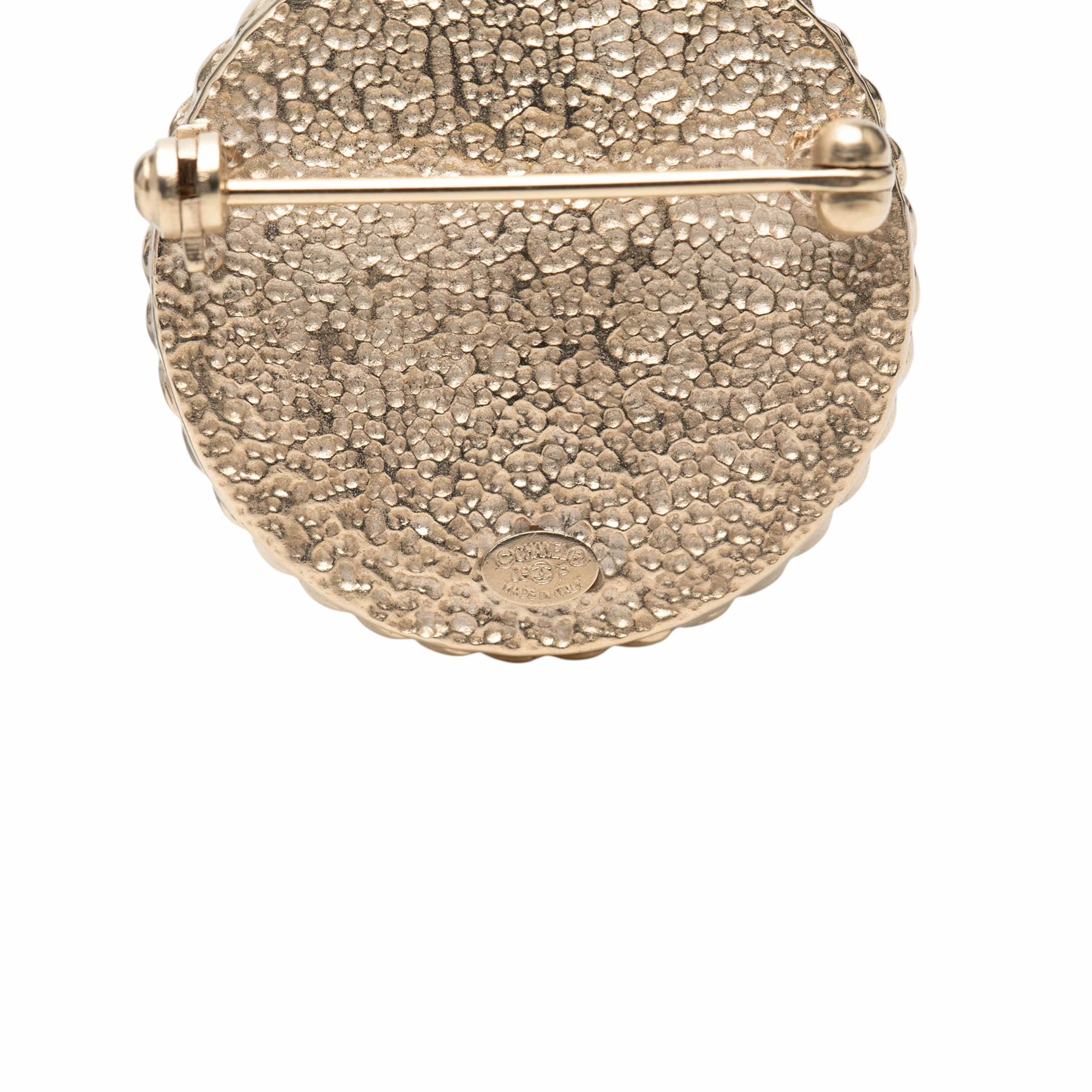 Chanel Cc Resin Gold Plated Pin Brooch, från Luxclusif, i färgen white. Klicka för att öppna bilden i stort format