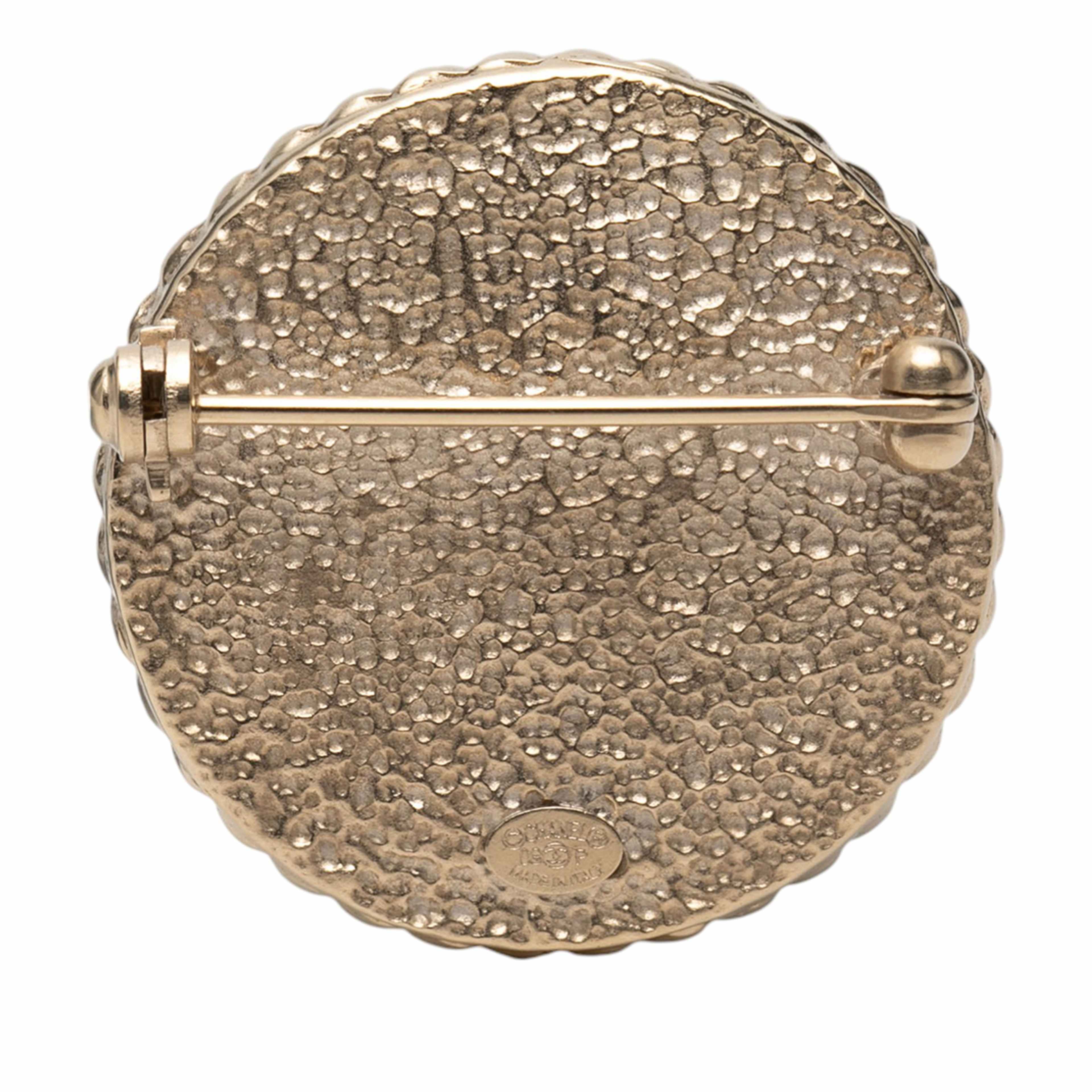 Chanel Cc Resin Gold Plated Pin Brooch, från Luxclusif, i färgen white. Klicka för att öppna bilden i stort format