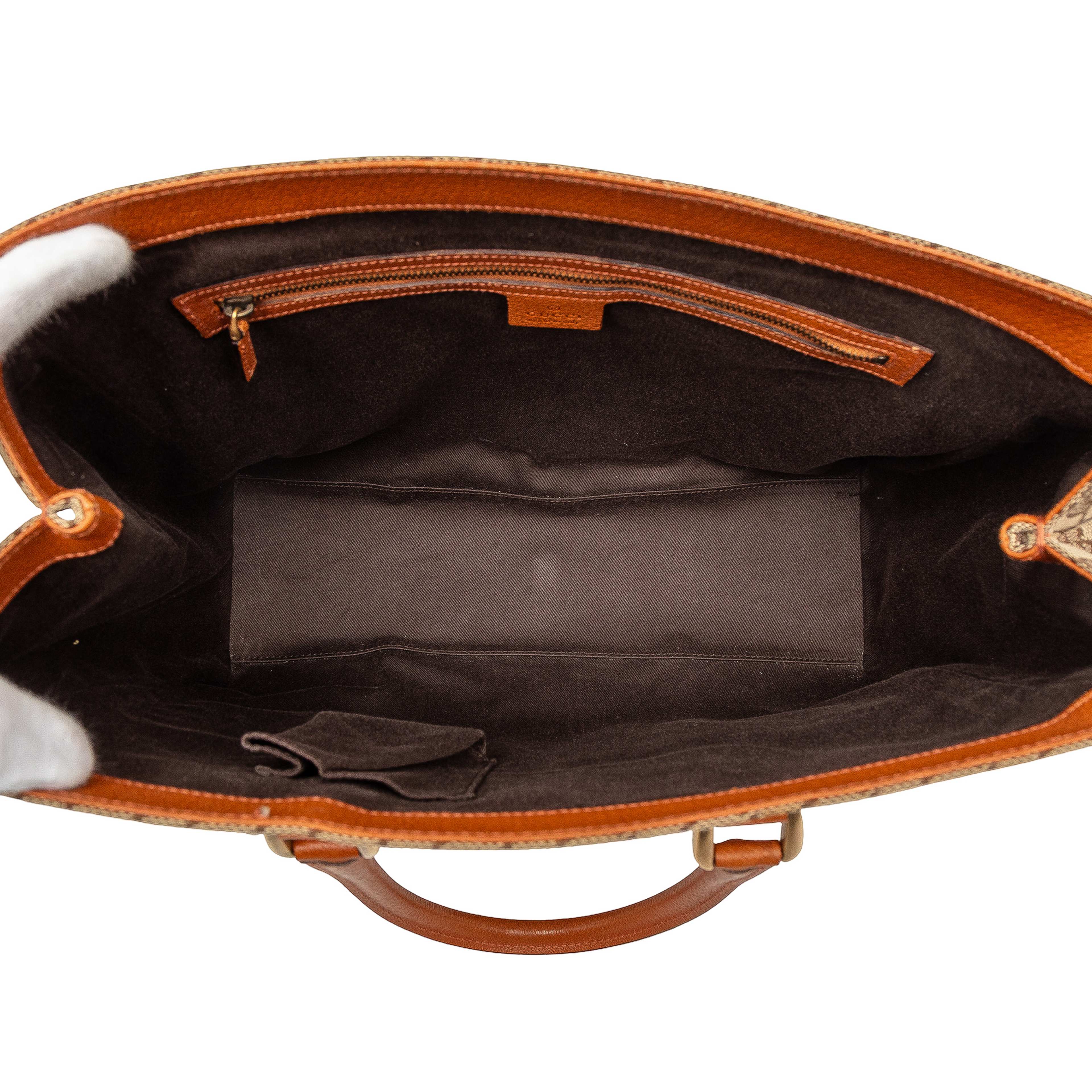 Gucci Gg Canvas Nailhead Handbag, från Luxclusif, i färgen beige. Klicka för att öppna bilden i stort format