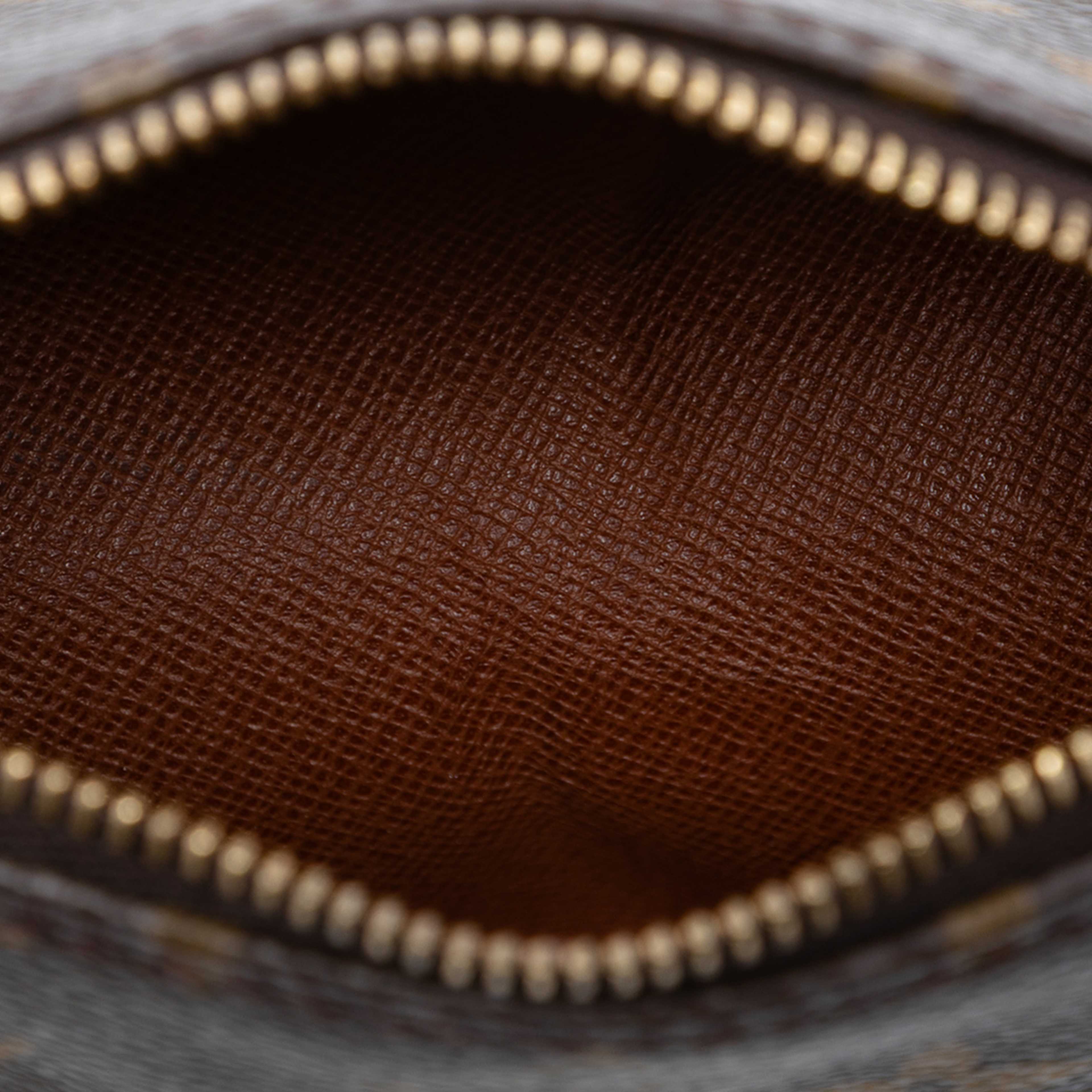 Louis Vuitton Monogram Papillon Pochette, från Luxclusif, i färgen brown. Klicka för att öppna bilden i stort format