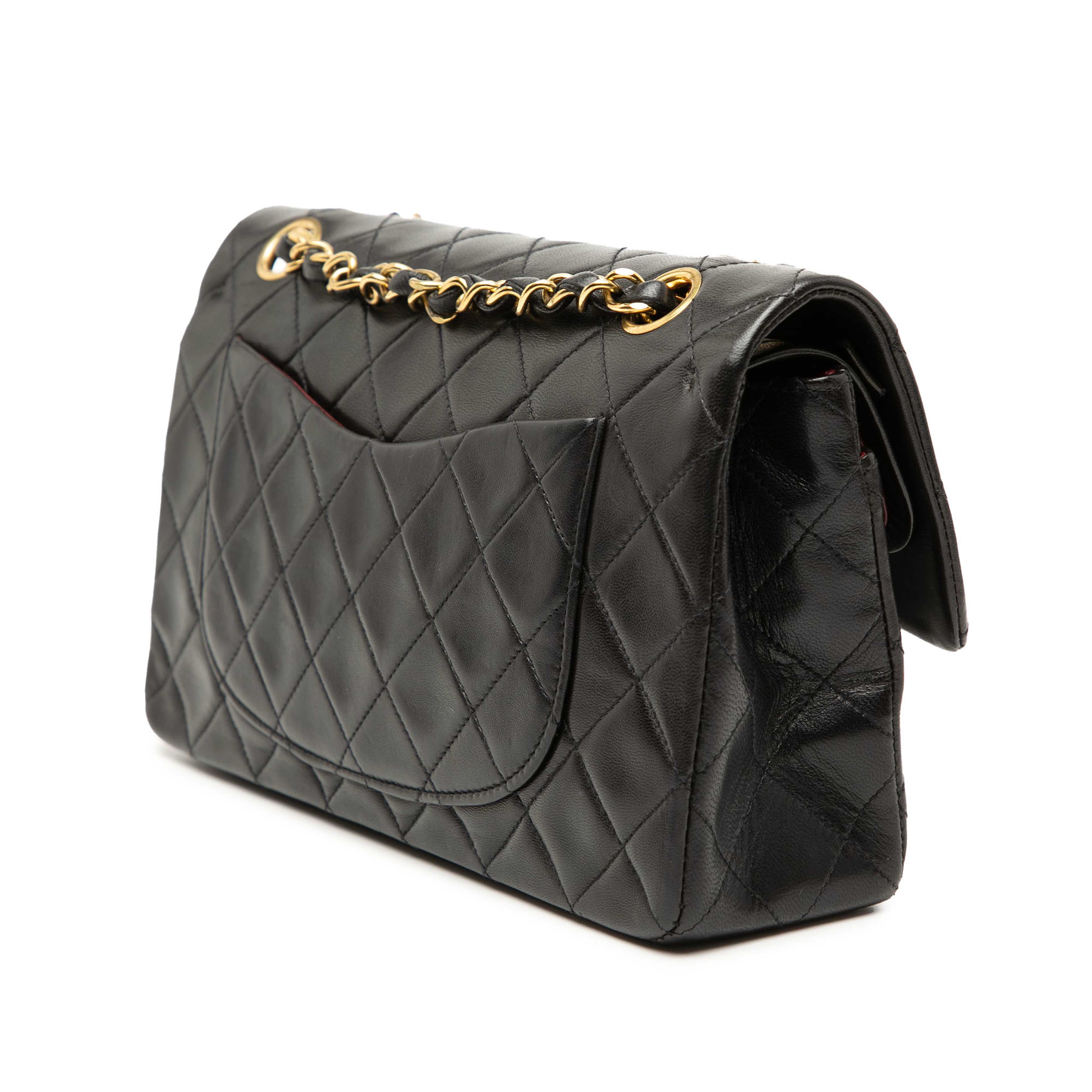 Chanel Small Classic Lambskin Double Flap, från Luxclusif, i färgen black. Klicka för att öppna bilden i stort format
