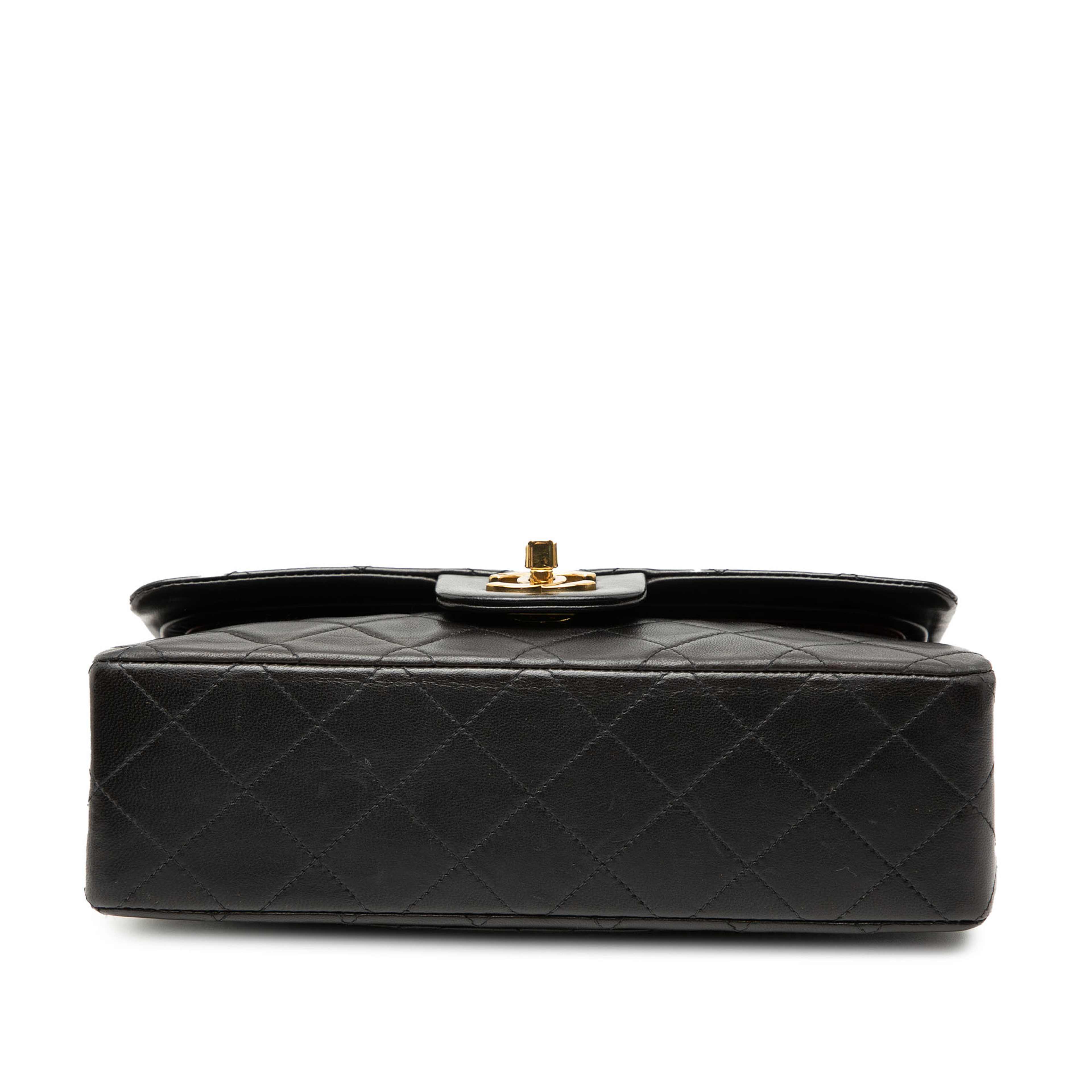 Chanel Small Classic Lambskin Double Flap, från Luxclusif, i färgen black. Klicka för att öppna bilden i stort format