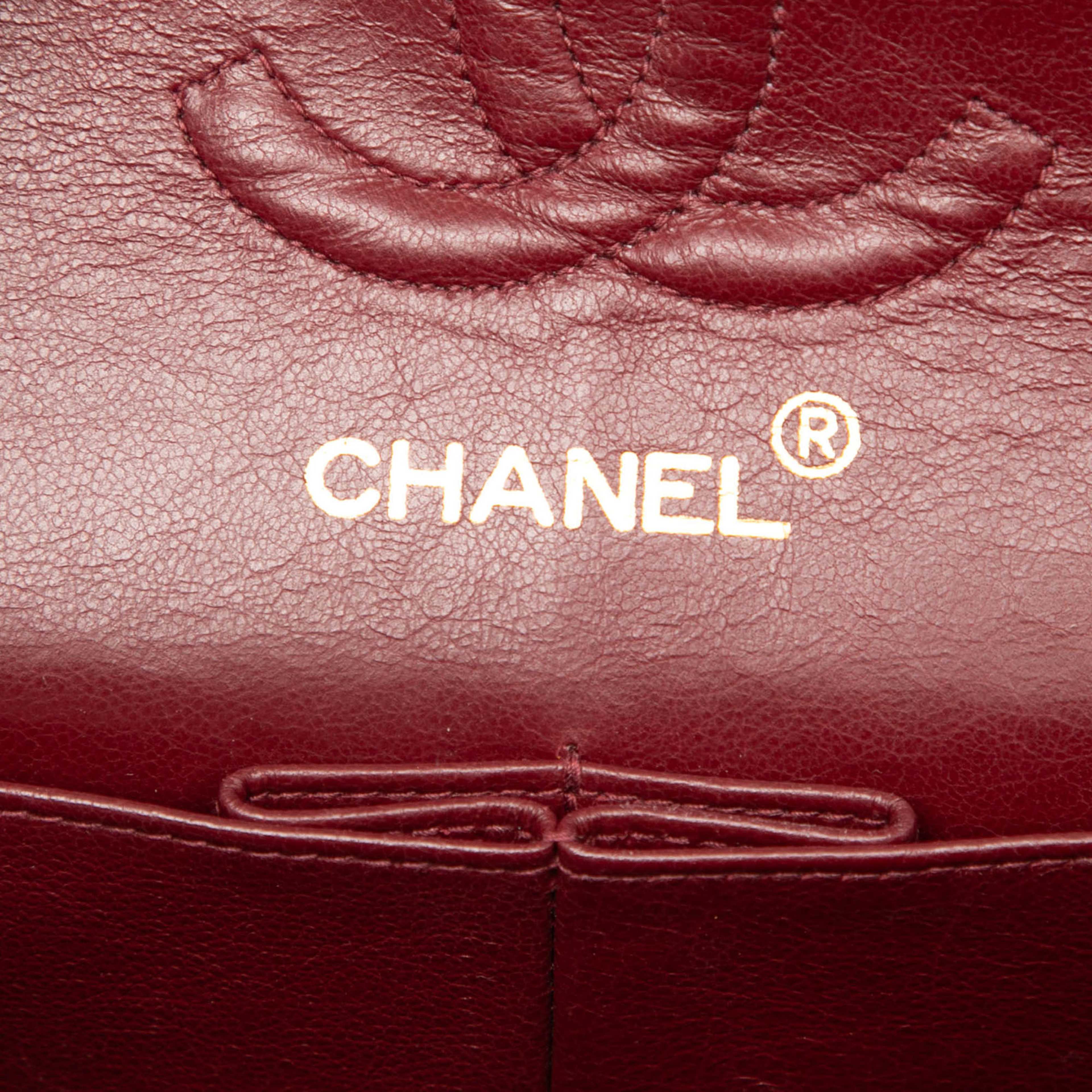 Chanel Small Classic Lambskin Double Flap, från Luxclusif, i färgen black. Klicka för att öppna bilden i stort format