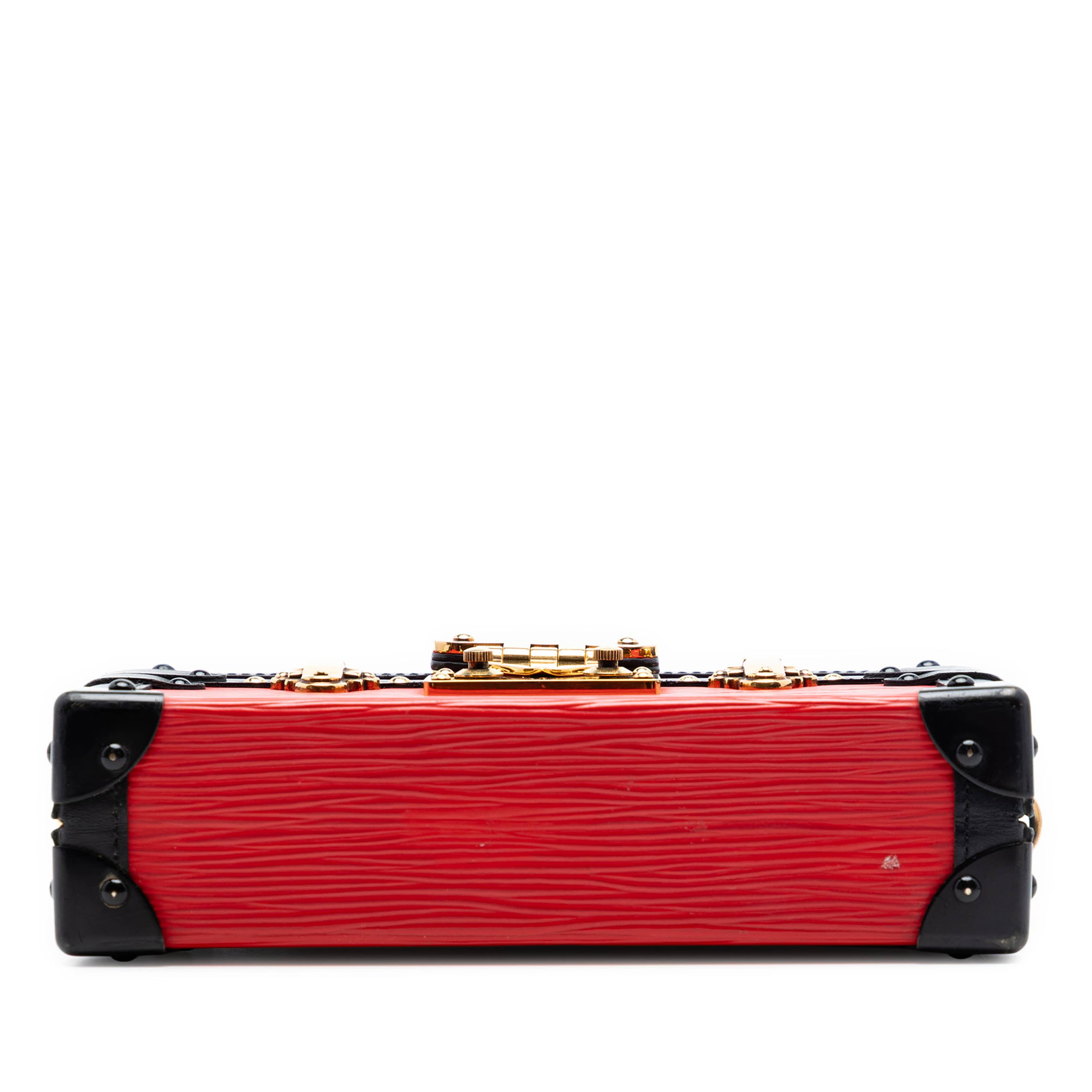 Louis Vuitton Epi Petit Malle, från Luxclusif, i färgen red. Klicka för att öppna bilden i stort format