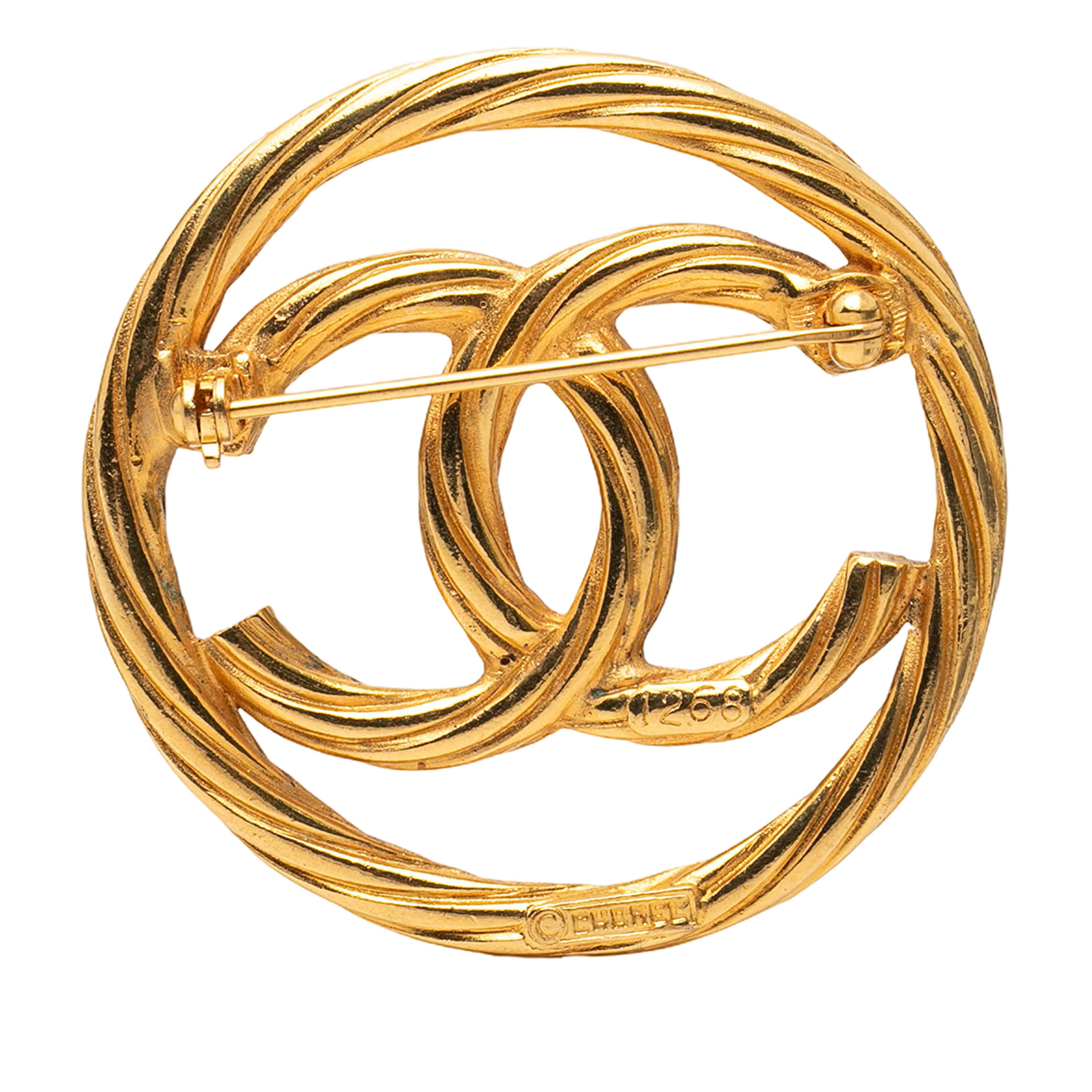 Chanel Cc Gold Plated Round Brooch, från Luxclusif, i färgen gold. Klicka för att öppna bilden i stort format