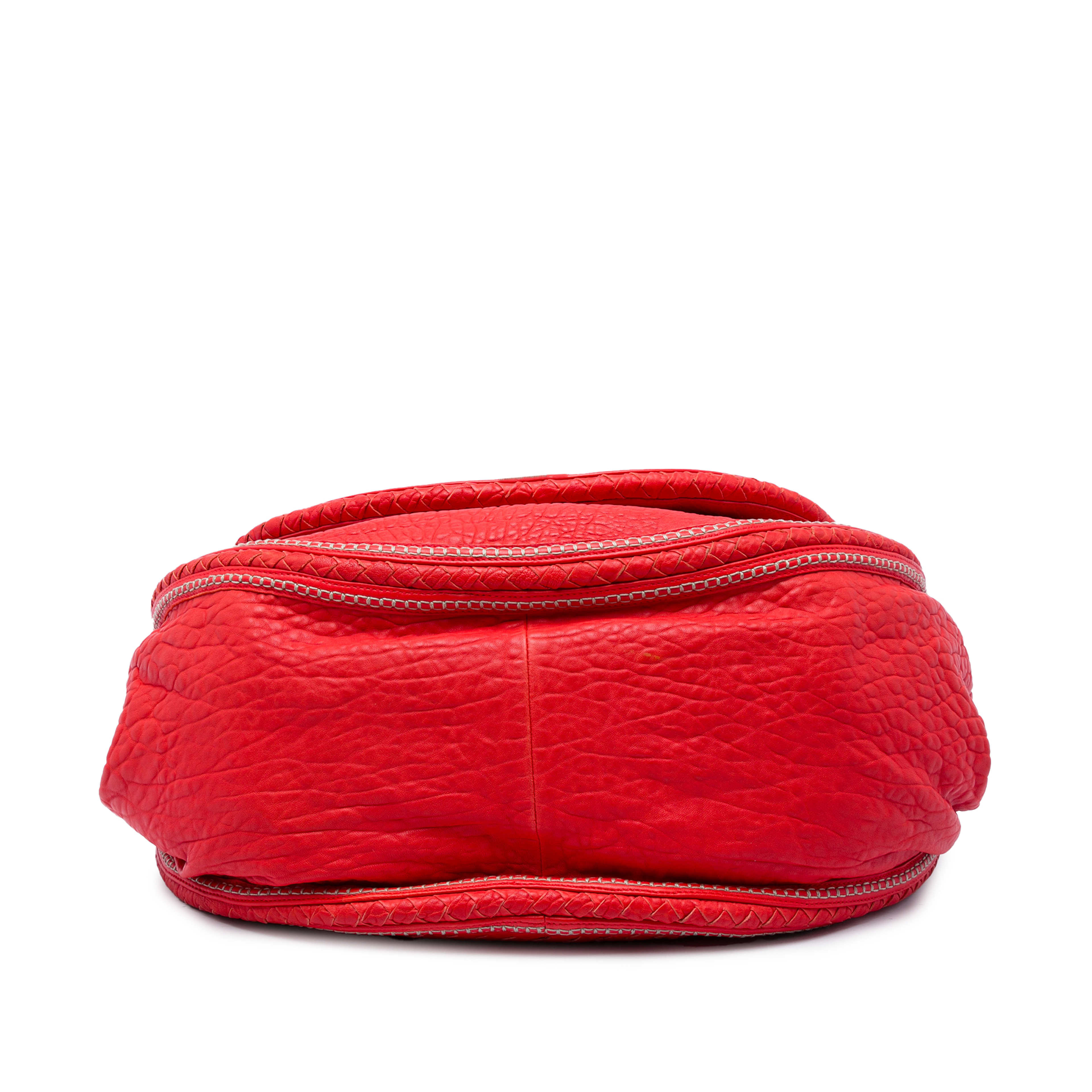 Bottega Veneta Intrecciato Trimmed Cervo Flap Bag, från Luxclusif, i färgen röd. Klicka för att öppna bilden i stort format