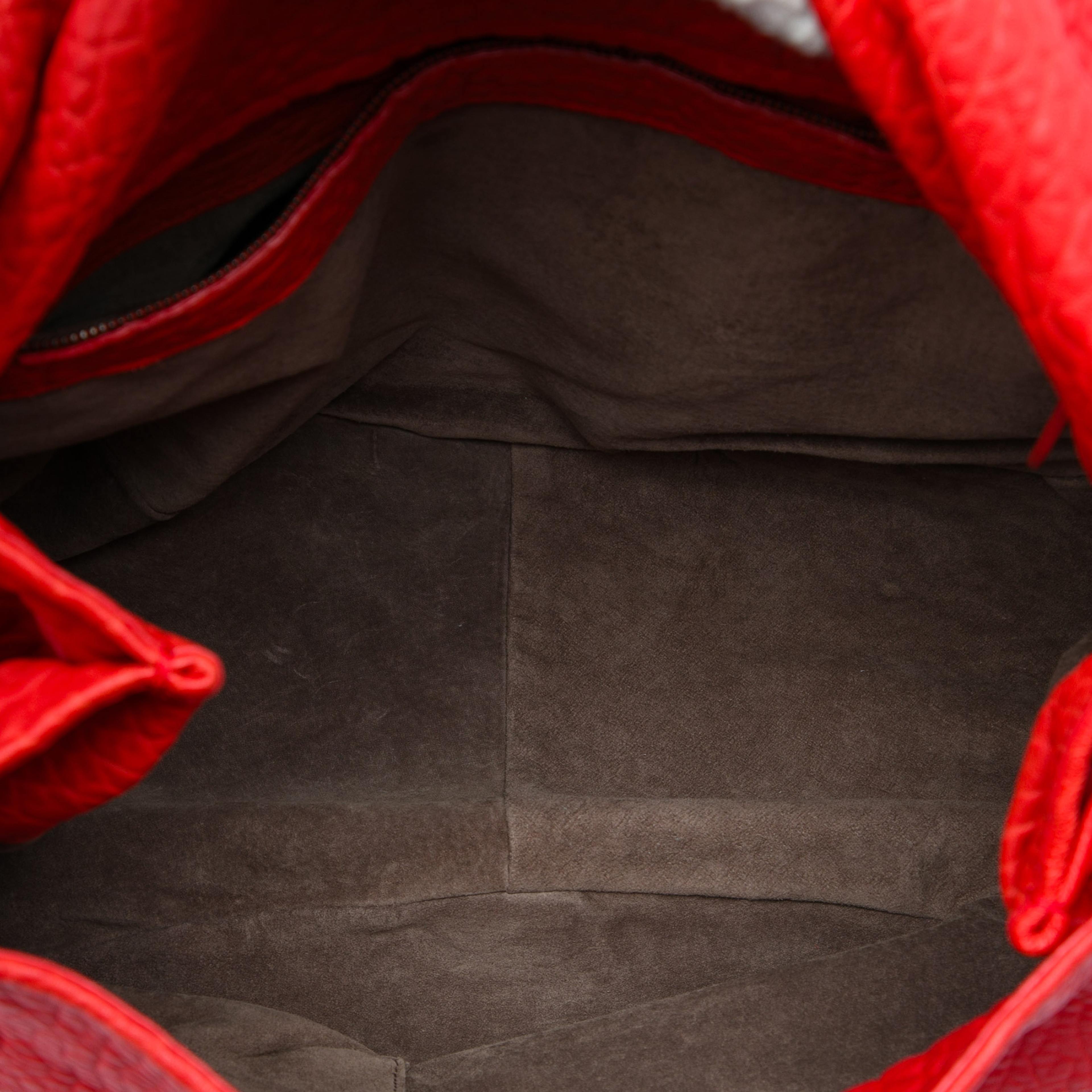 Bottega Veneta Intrecciato Trimmed Cervo Flap Bag, från Luxclusif, i färgen röd. Klicka för att öppna bilden i stort format
