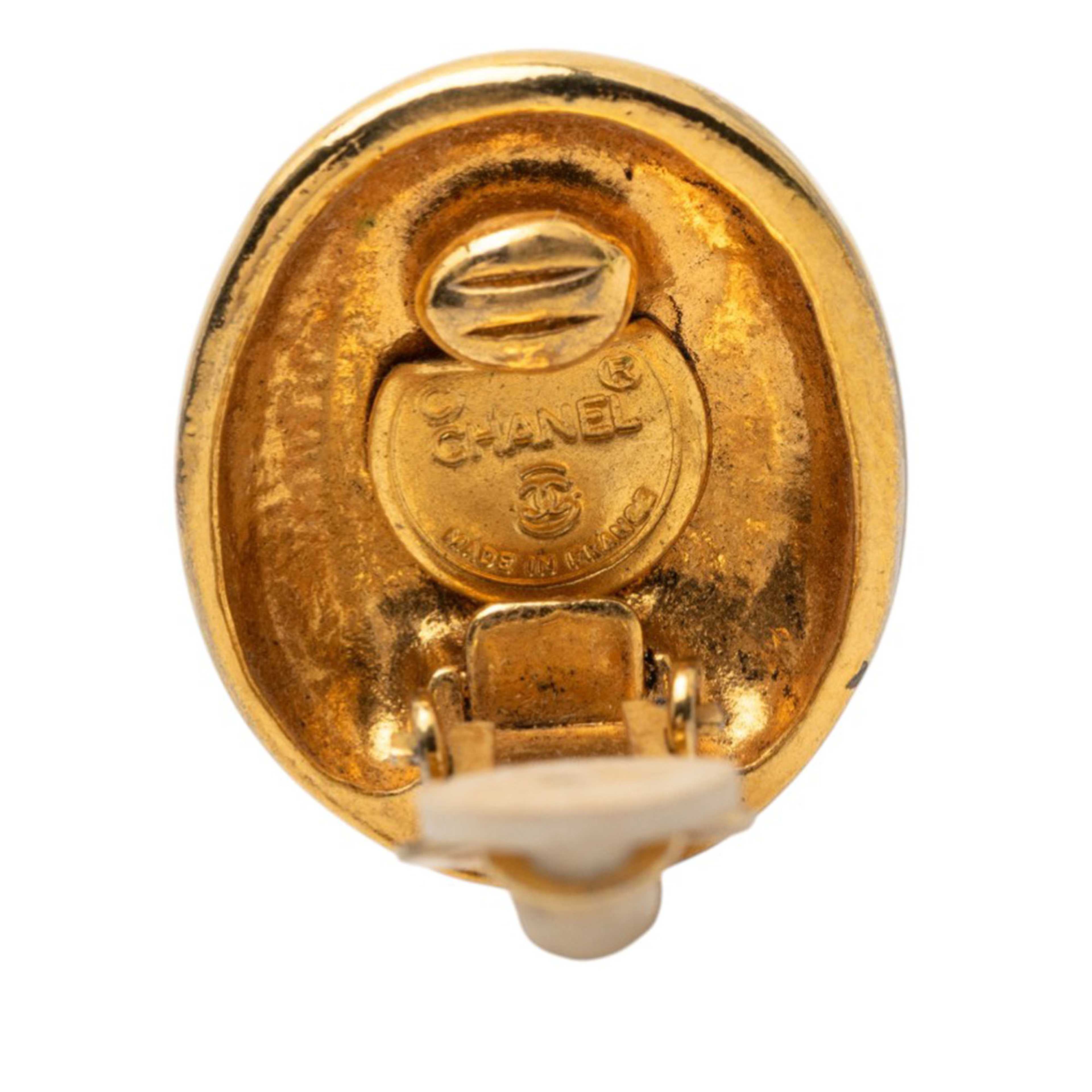 Chanel Gold Plated Mademoiselle Logo Clip On Earrings, från Luxclusif, i färgen guld. Klicka för att öppna bilden i stort format