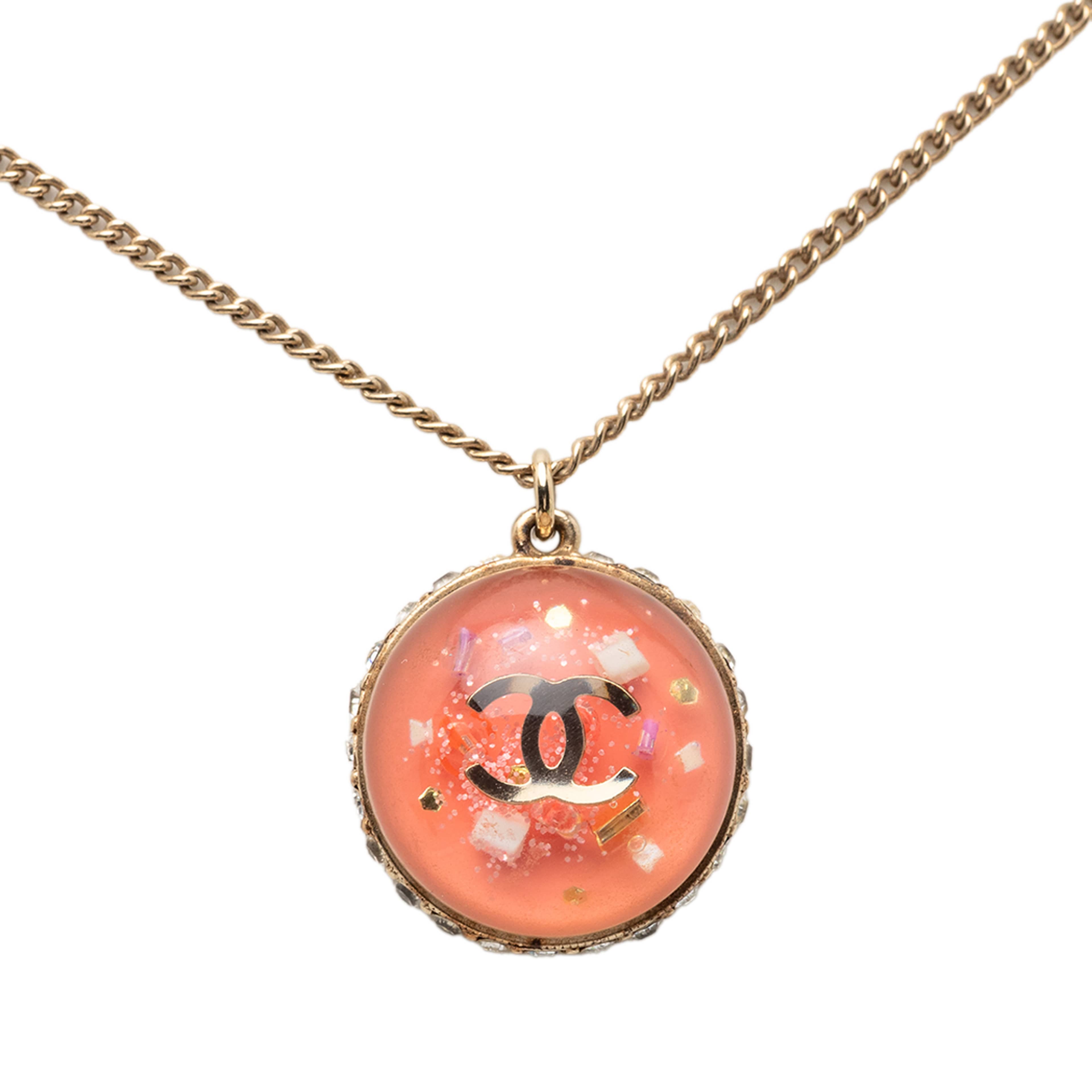 Chanel Cc Gold Plated Resin Strass Dome Pendant Necklace, från Luxclusif, i färgen rosa. Klicka för att öppna bilden i stort format