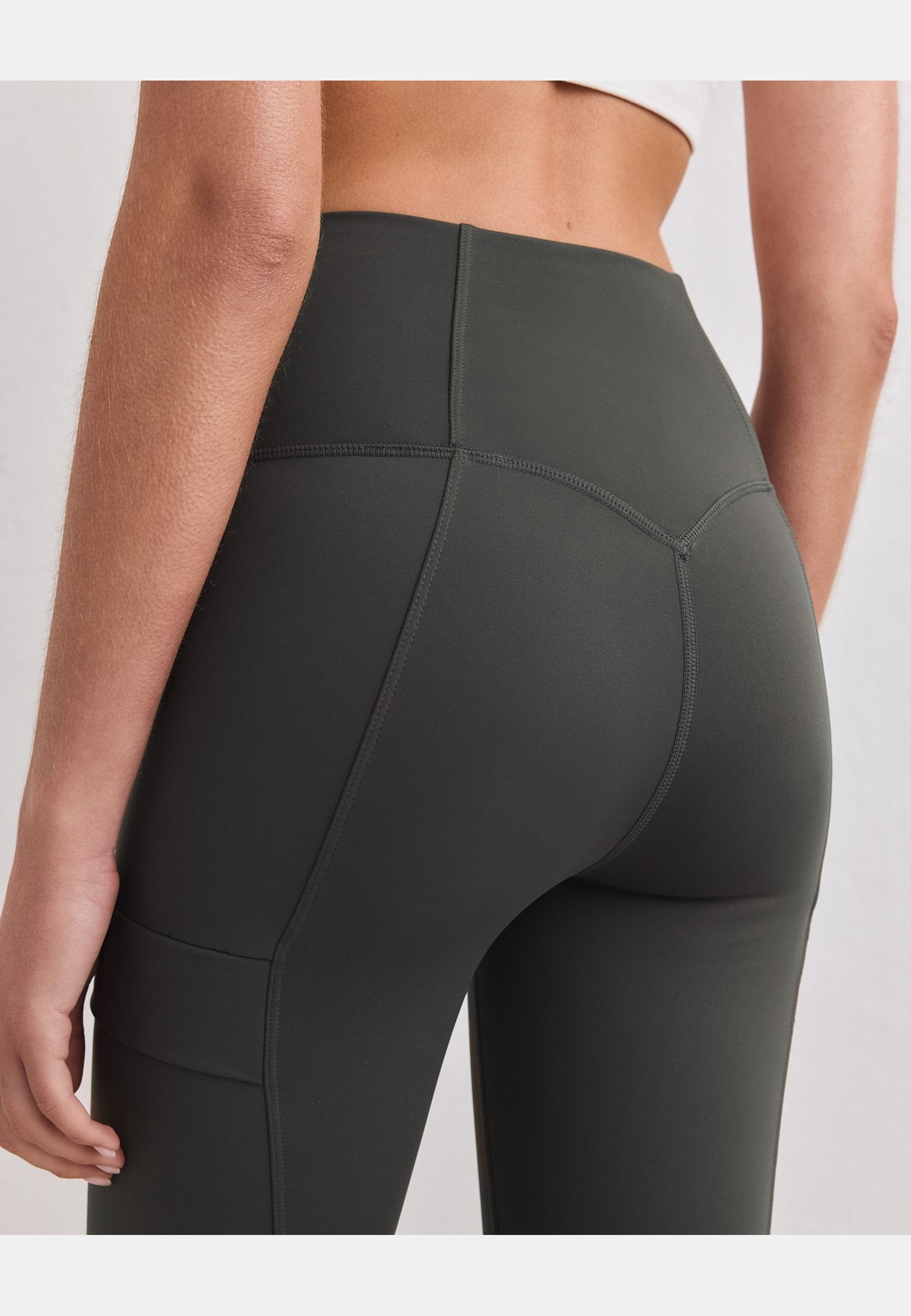 Warming Pocket Tights, från aim'n, i färgen dark ivy. Klicka för att öppna bilden i stort format
