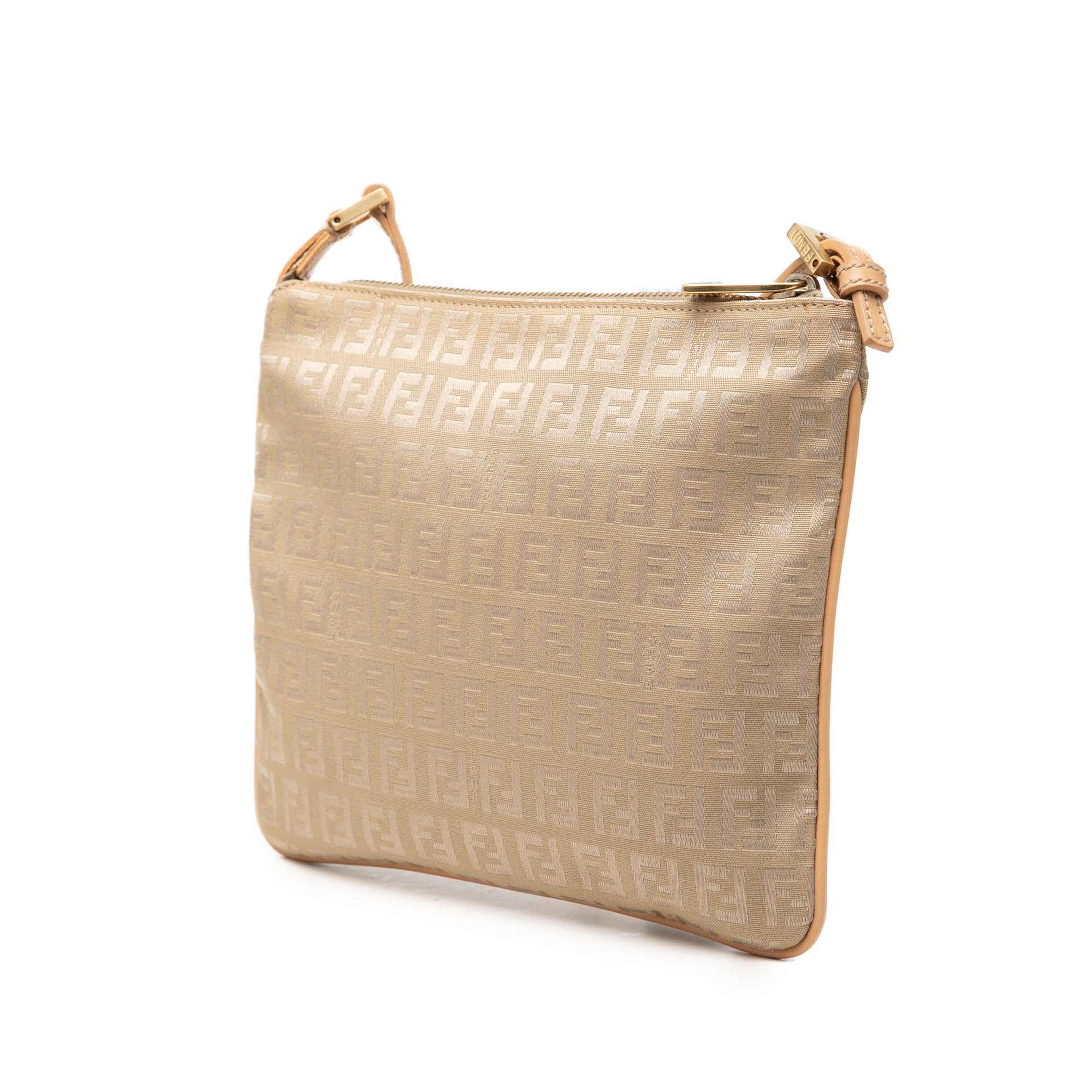 Fendi Zucchino Canvas Crossbody, från Luxclusif, i färgen beige. Klicka för att öppna bilden i stort format