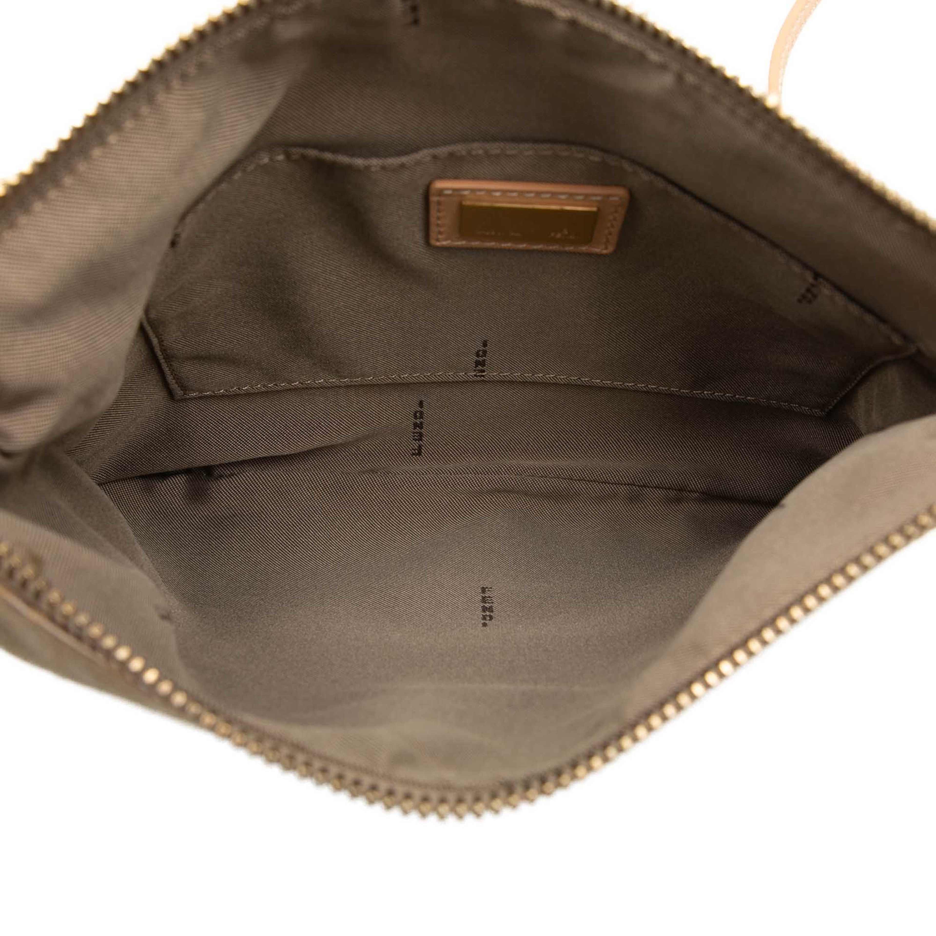 Fendi Zucchino Canvas Crossbody, från Luxclusif, i färgen beige. Klicka för att öppna bilden i stort format