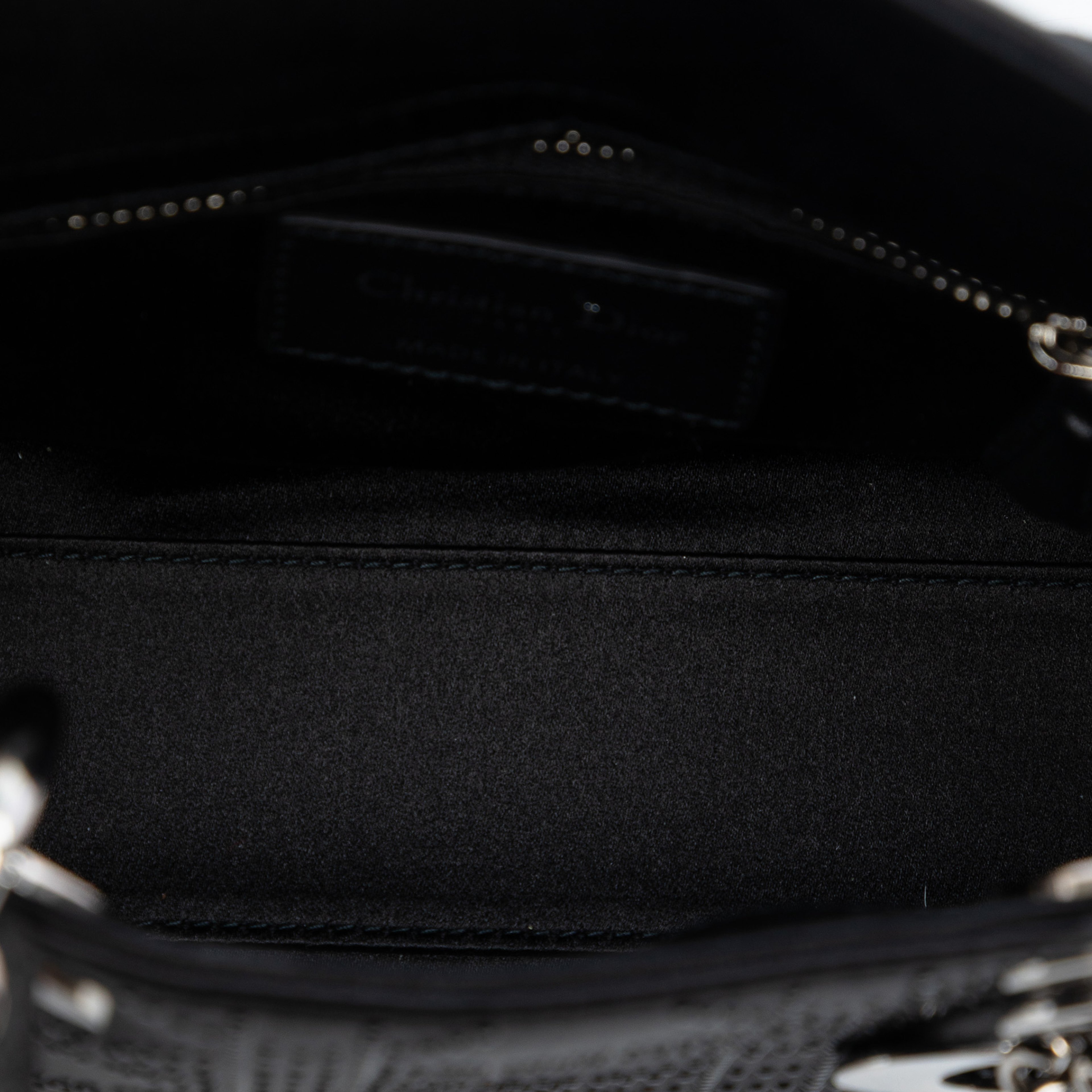 Dior Mini Satin Cannage Crystal Embellished Lady Dior, från Luxclusif, i färgen black. Klicka för att öppna bilden i stort format