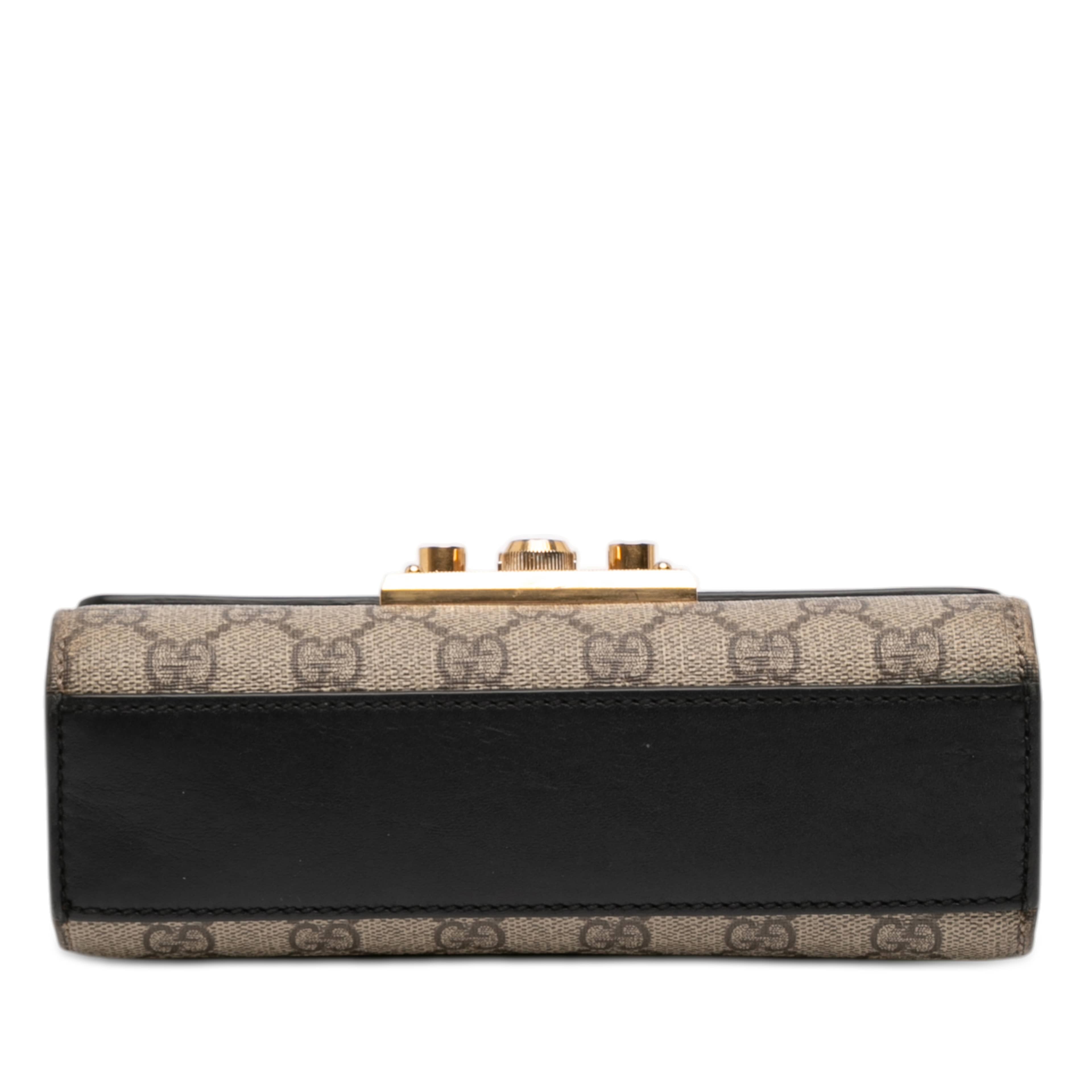 Gucci Small Gg Supreme Padlock Crossbody, från Luxclusif, i färgen beige. Klicka för att öppna bilden i stort format