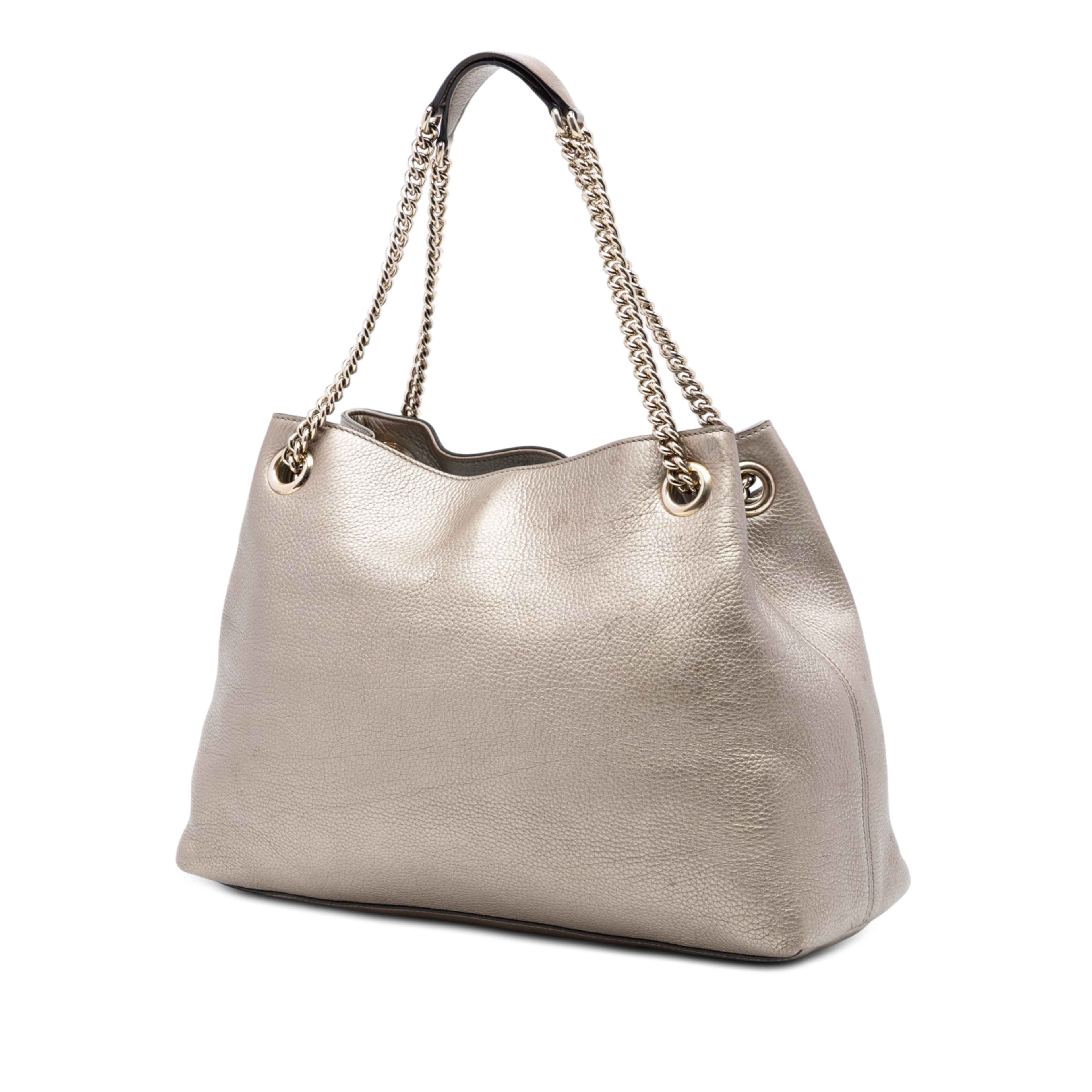 Gucci Medium Metallic Calfskin Soho Chain Tote, från Luxclusif, i färgen light gold. Klicka för att öppna bilden i stort format