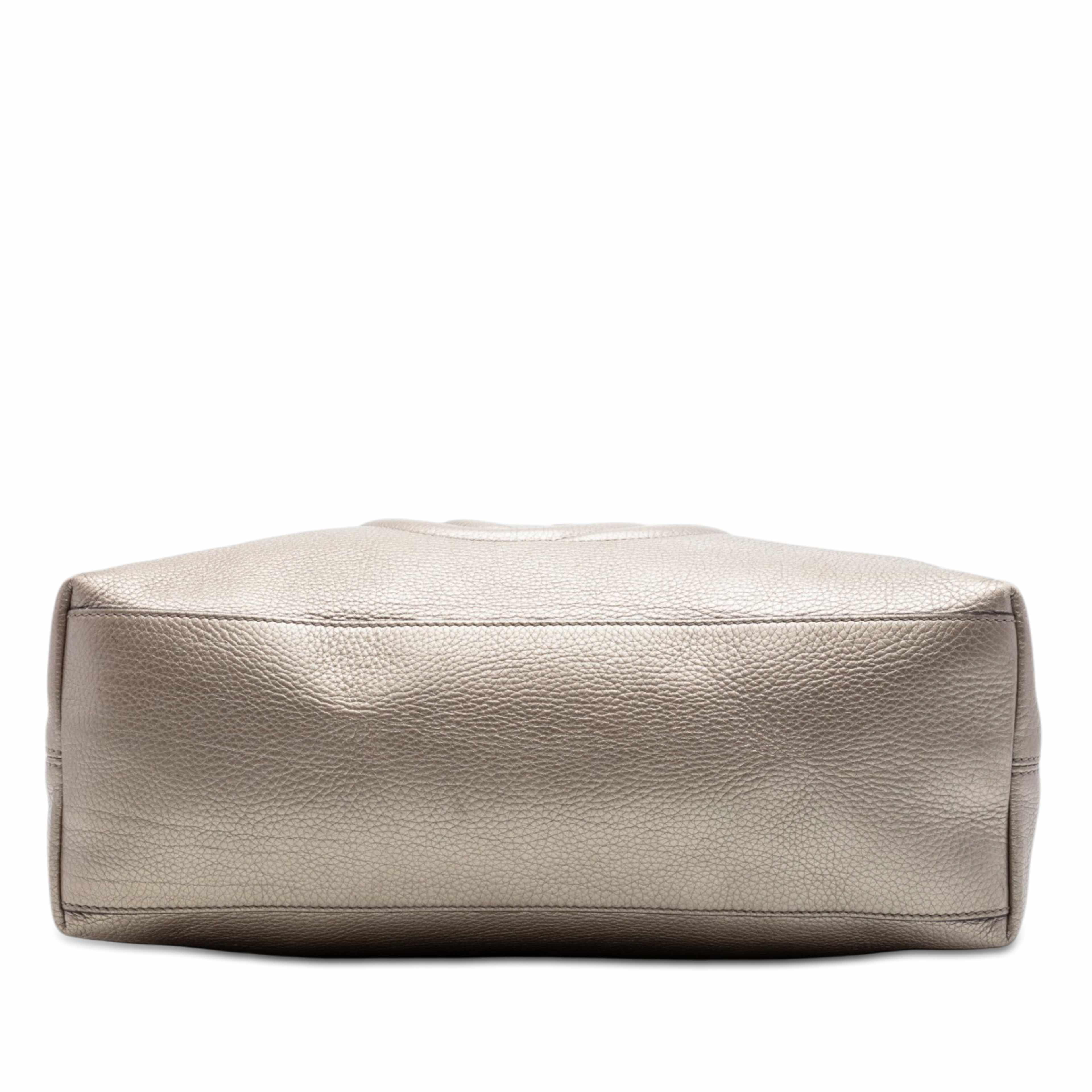 Gucci Medium Metallic Calfskin Soho Chain Tote, från Luxclusif, i färgen guld. Klicka för att öppna bilden i stort format