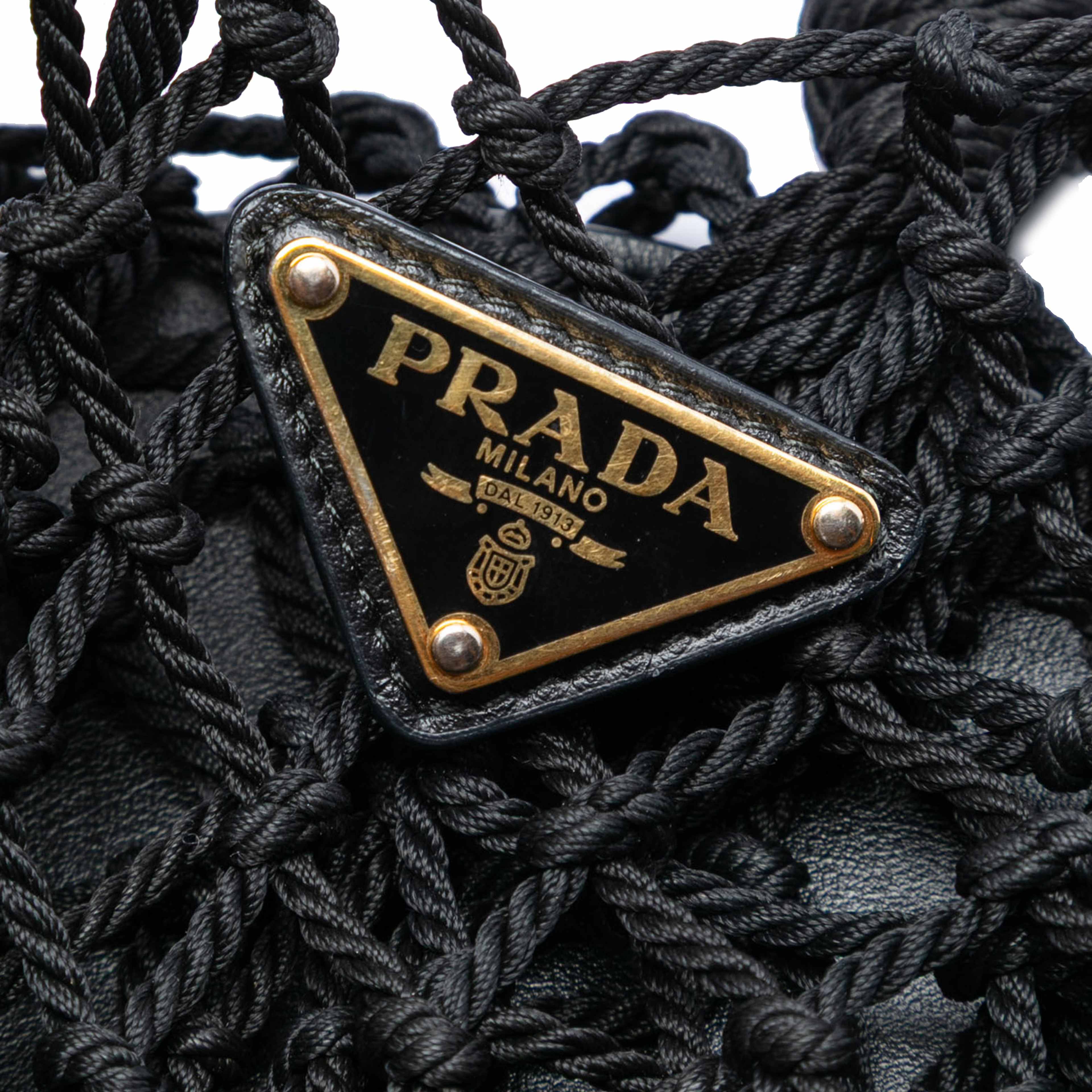 Prada Mesh And Leather Bucket Bag, från Luxclusif, i färgen svart. Klicka för att öppna bilden i stort format