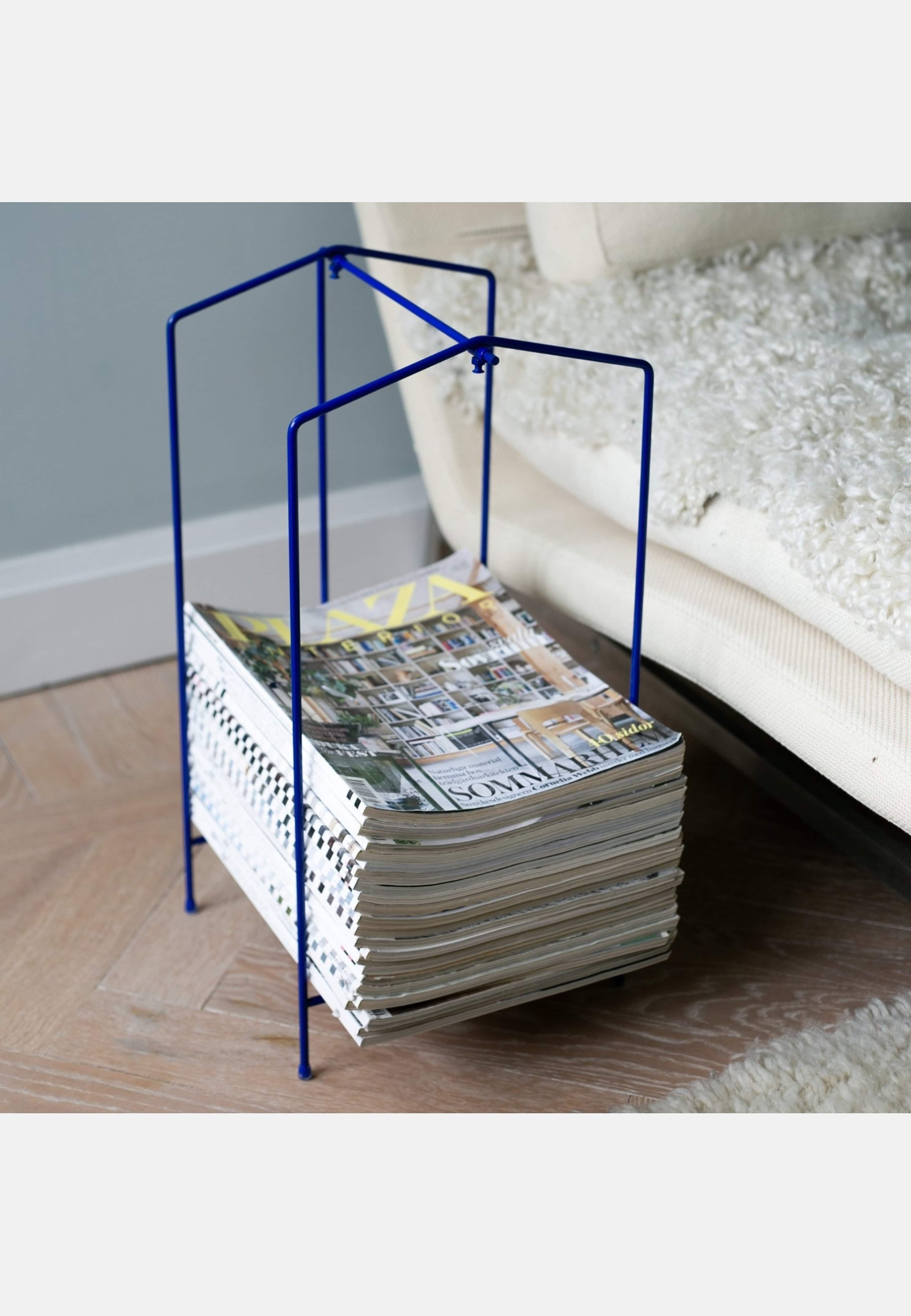 Tidningställ Tipack, från Created by Designtorget, i färgen blå. Klicka för att öppna bilden i stort format