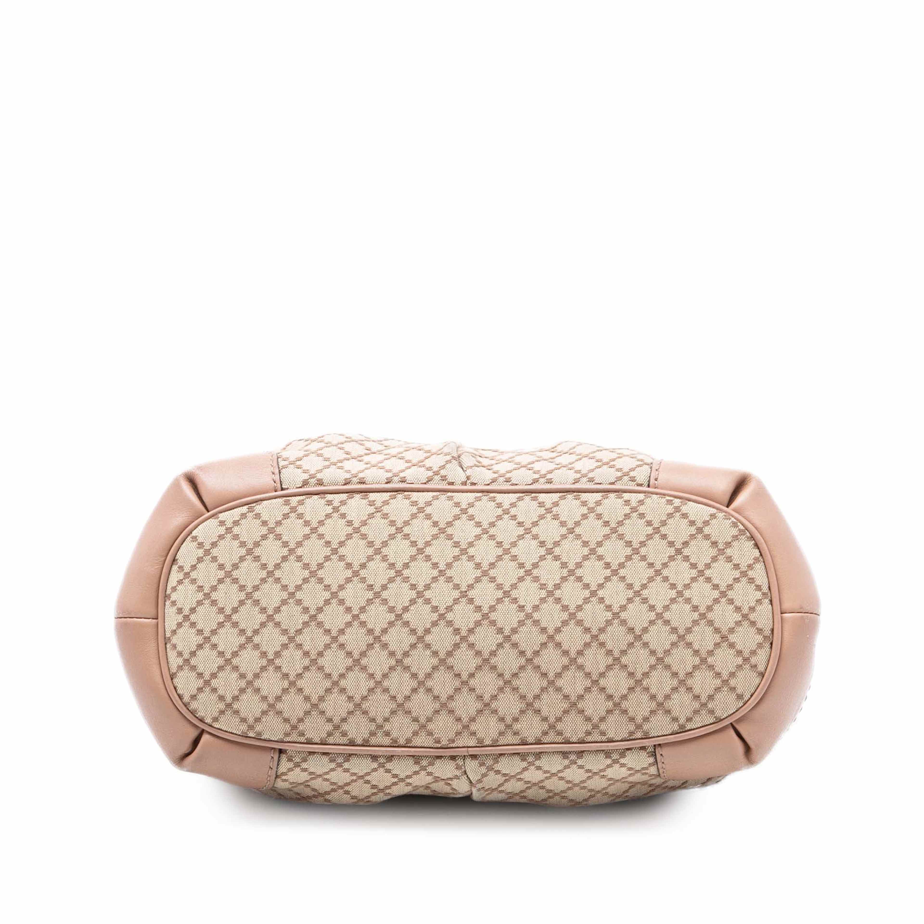 Gucci Diamante Canvas Sukey Satchel, från Luxclusif, i färgen beige. Klicka för att öppna bilden i stort format