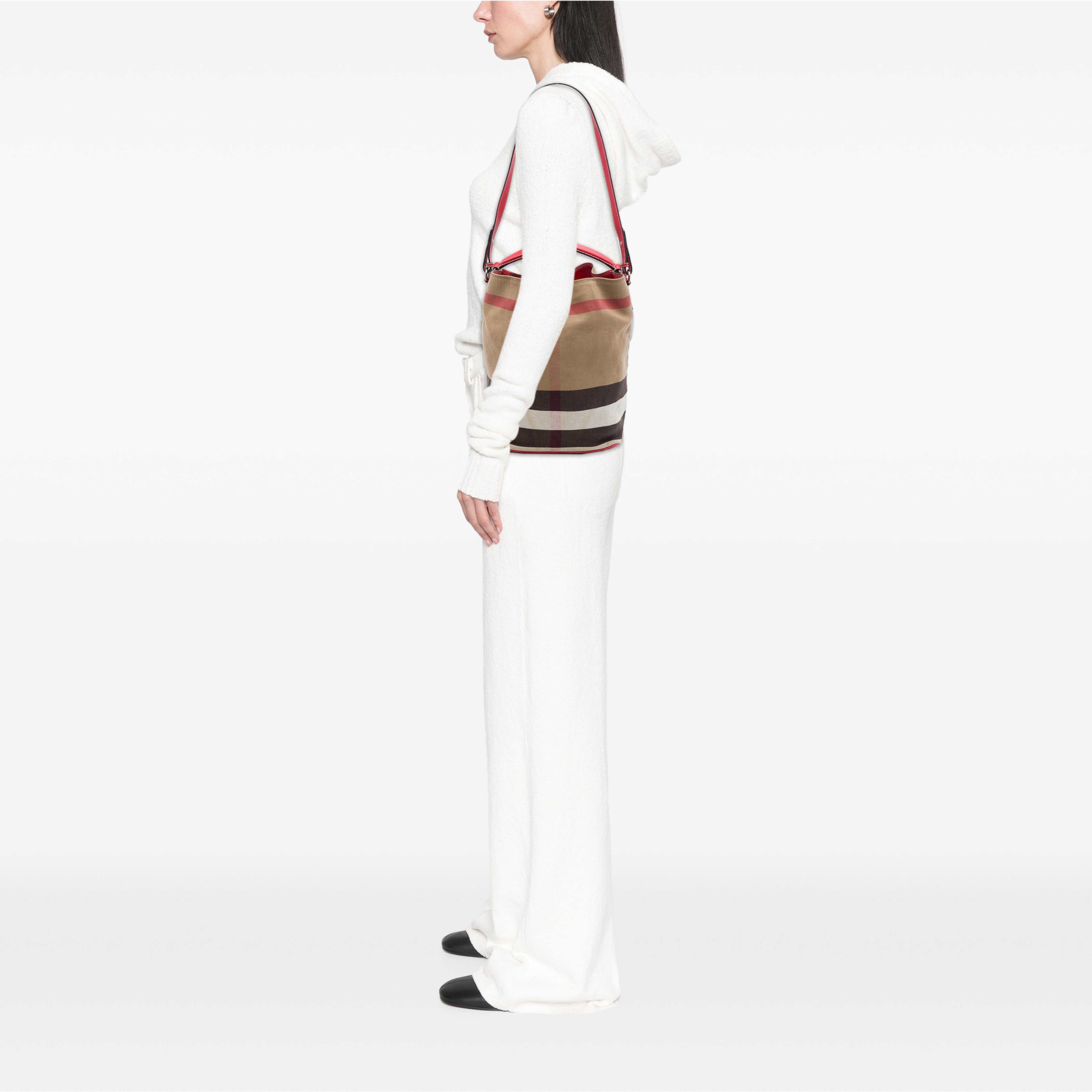 Burberry Medium Mega Check Canvas Ashby Bucket Bag, från Luxclusif, i färgen brun. Klicka för att öppna bilden i stort format