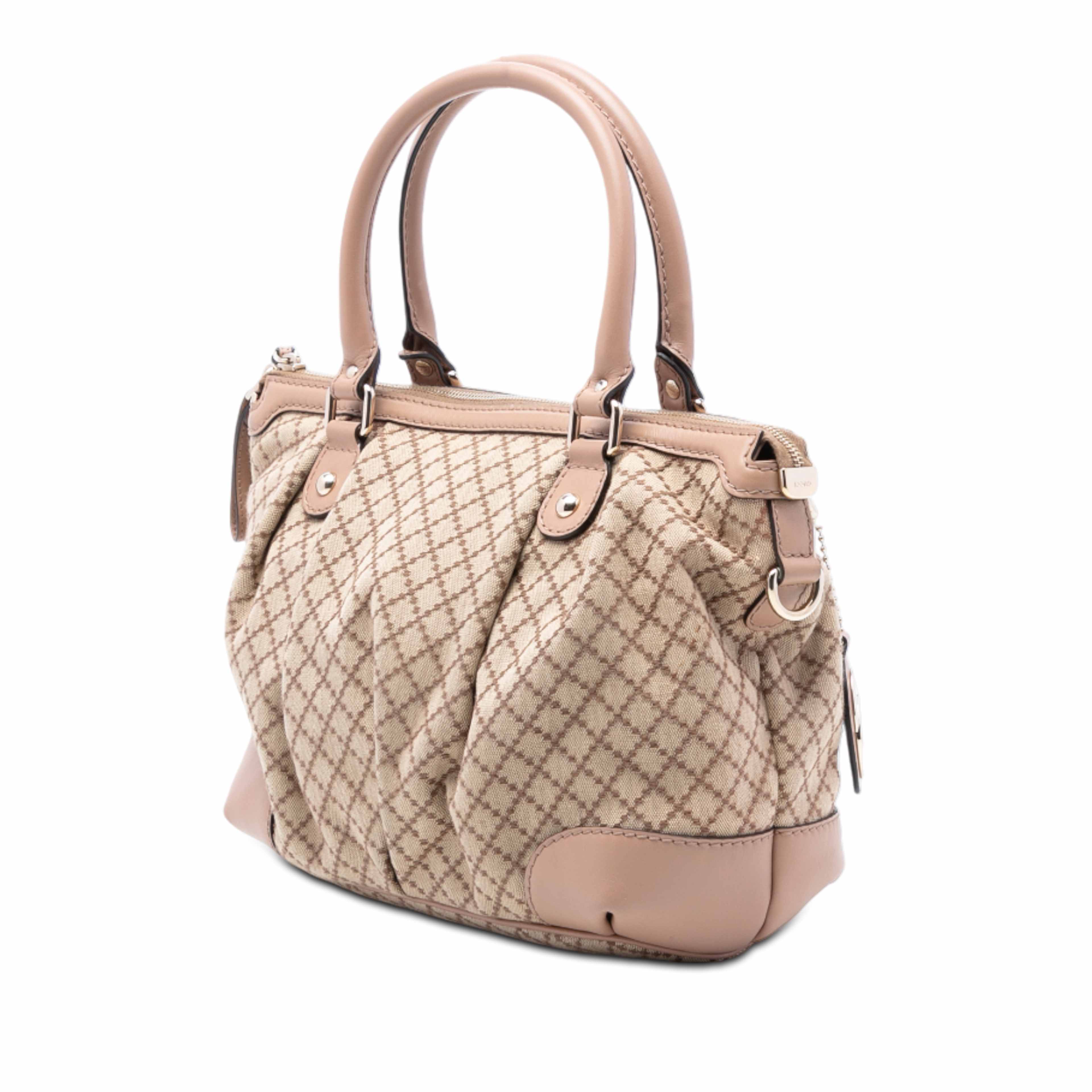 Gucci Diamante Canvas Sukey Satchel, från Luxclusif, i färgen beige. Klicka för att öppna bilden i stort format