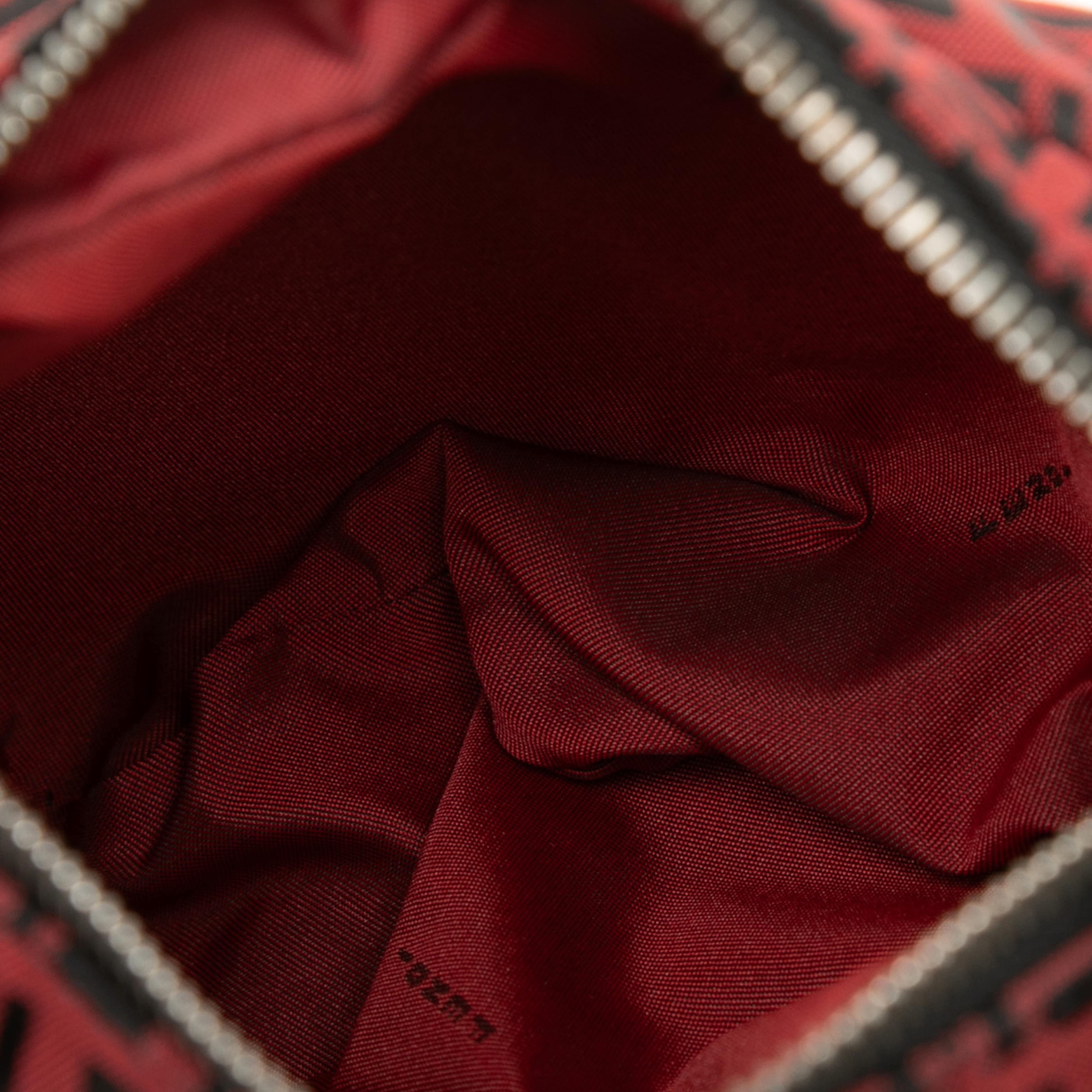 Fendi Zucchino Canvas Oyster Hobo, från Luxclusif, i färgen dark red. Klicka för att öppna bilden i stort format