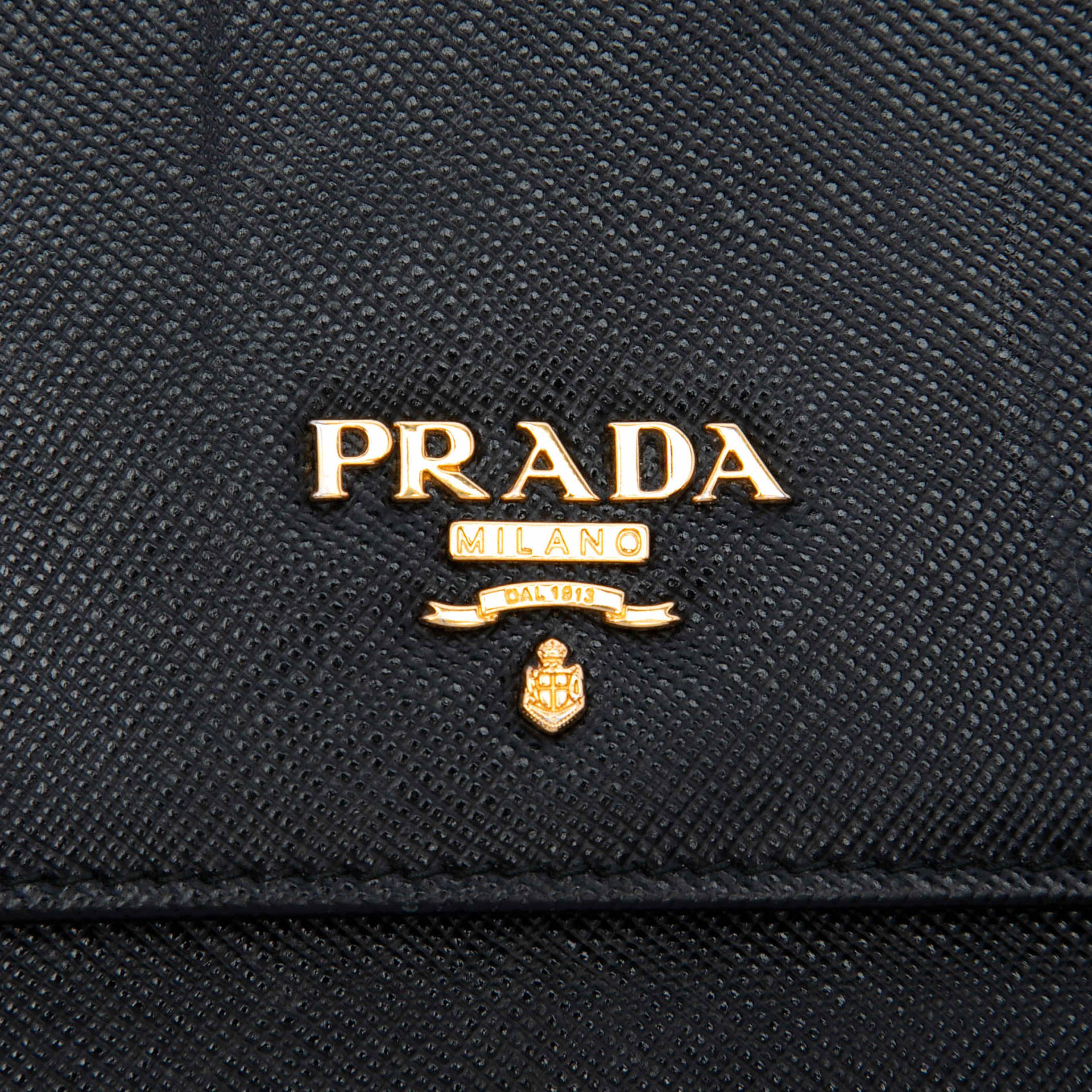 Prada Saffiano Wallet On Strap, från Luxclusif, i färgen svart. Klicka för att öppna bilden i stort format