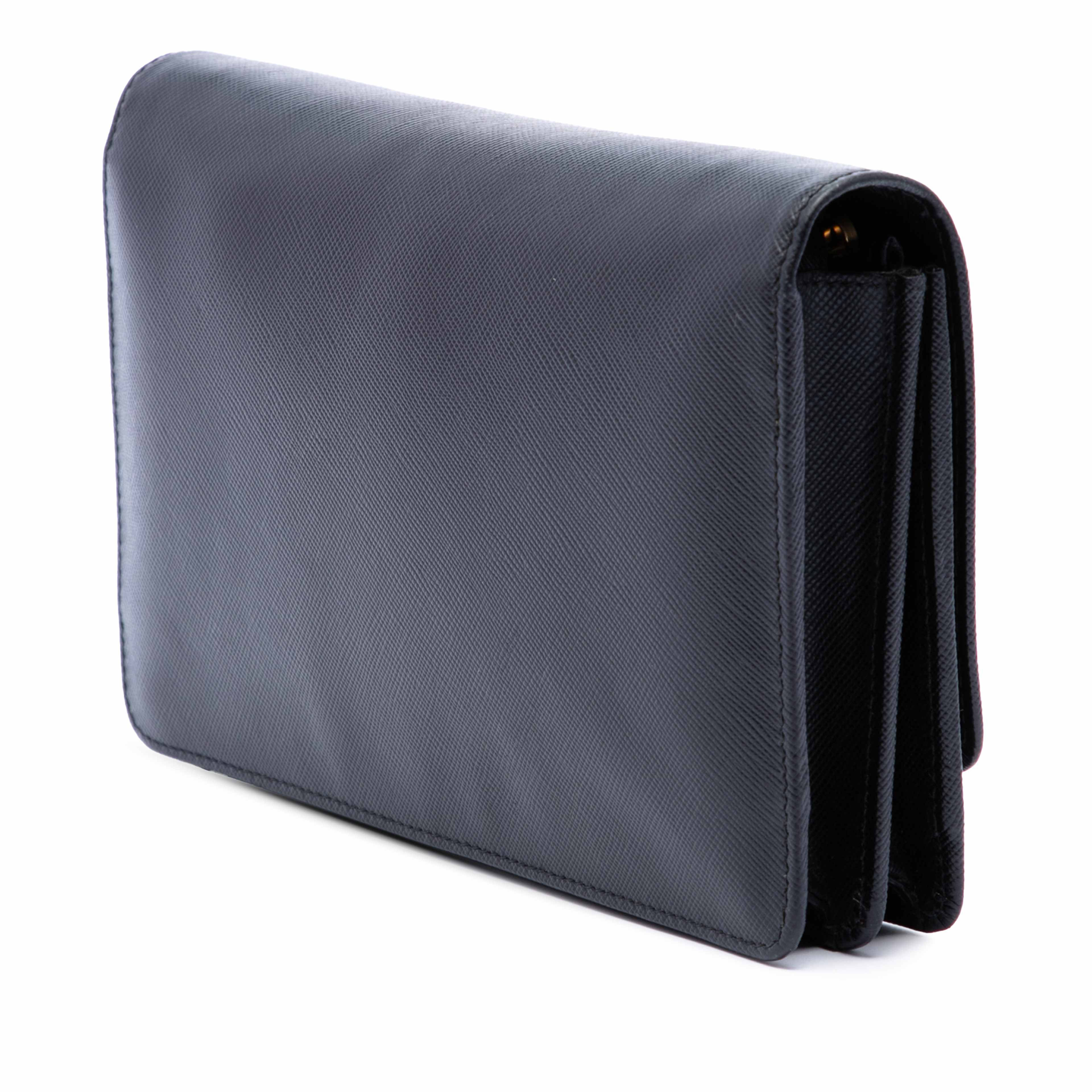 Prada Saffiano Wallet On Strap, från Luxclusif, i färgen svart. Klicka för att öppna bilden i stort format