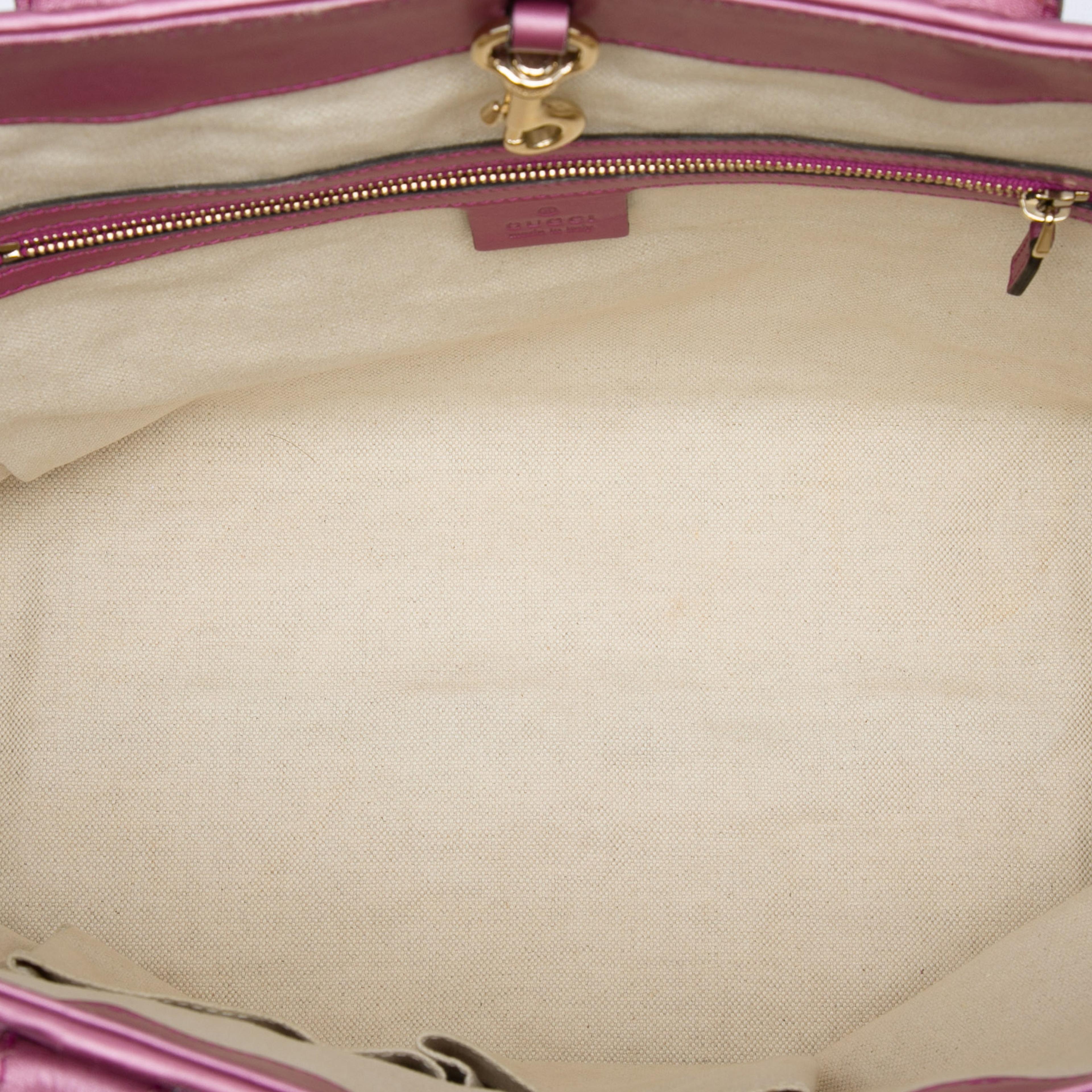 Gucci Metallic Guccissima Heart Bit Tote, från Luxclusif, i färgen rosa. Klicka för att öppna bilden i stort format