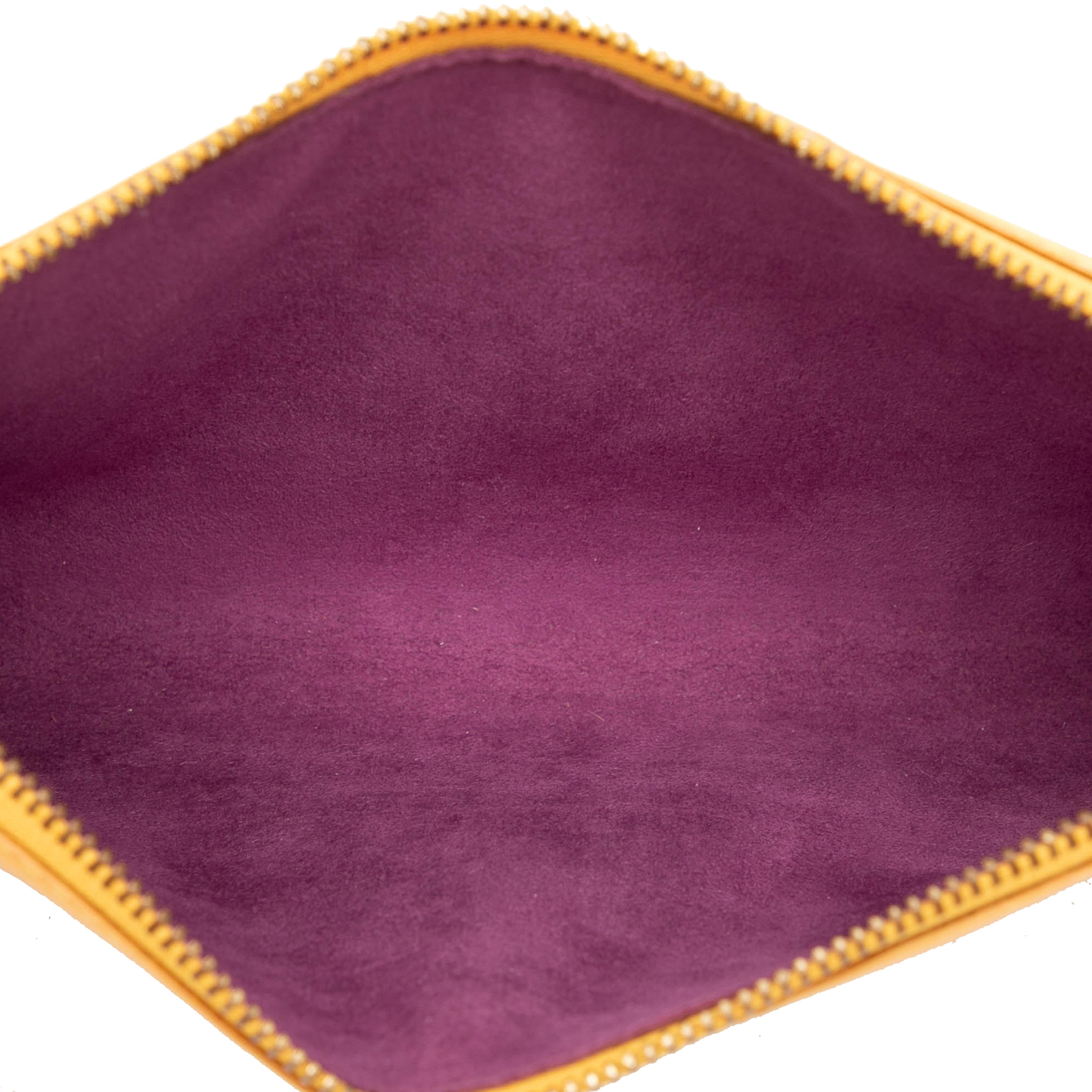 Louis Vuitton Epi Pochette Accessoires, från Luxclusif, i färgen gul. Klicka för att öppna bilden i stort format