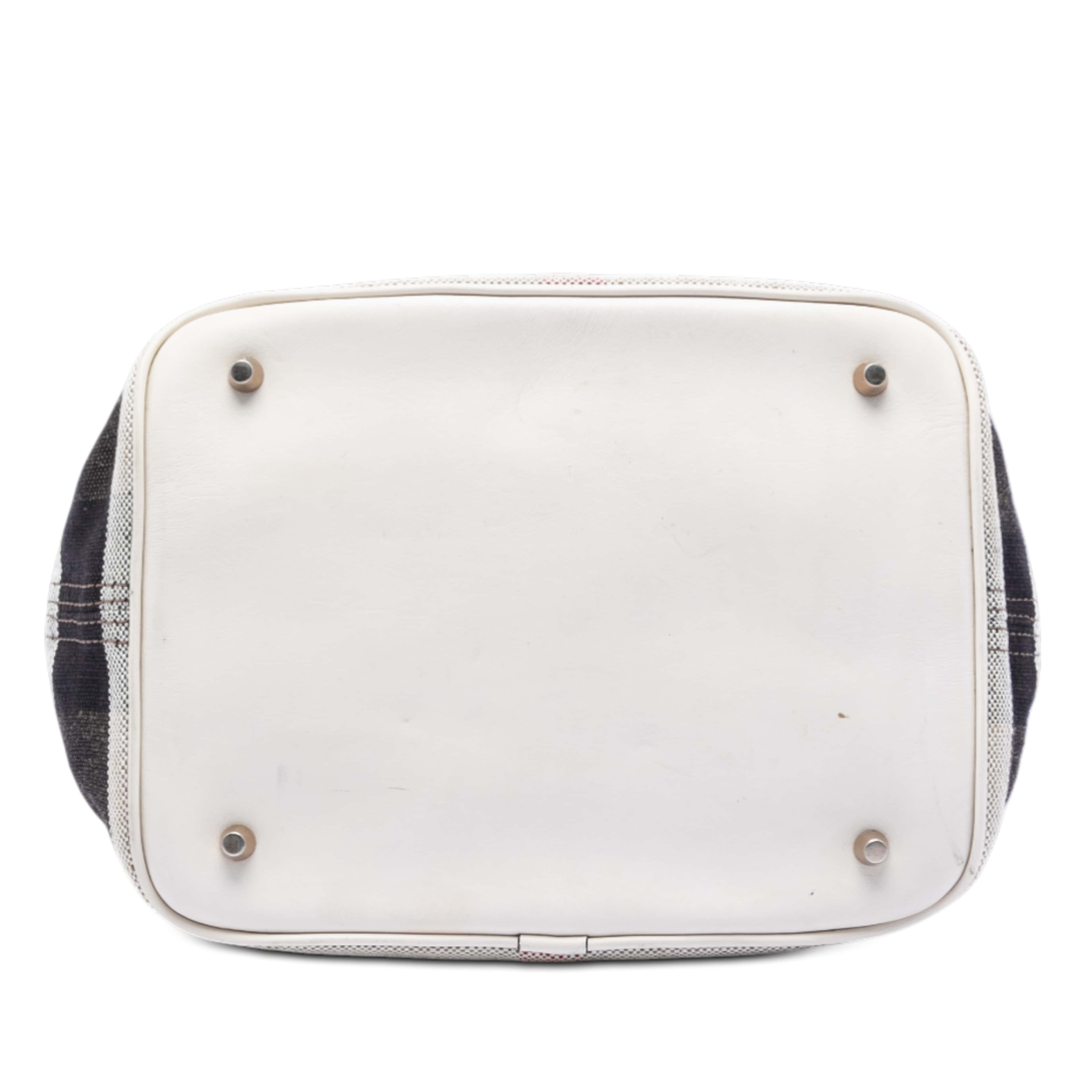 Burberry Medium Mega Check Canvas Ashby Bucket Bag, från Luxclusif, i färgen light brown. Klicka för att öppna bilden i stort format