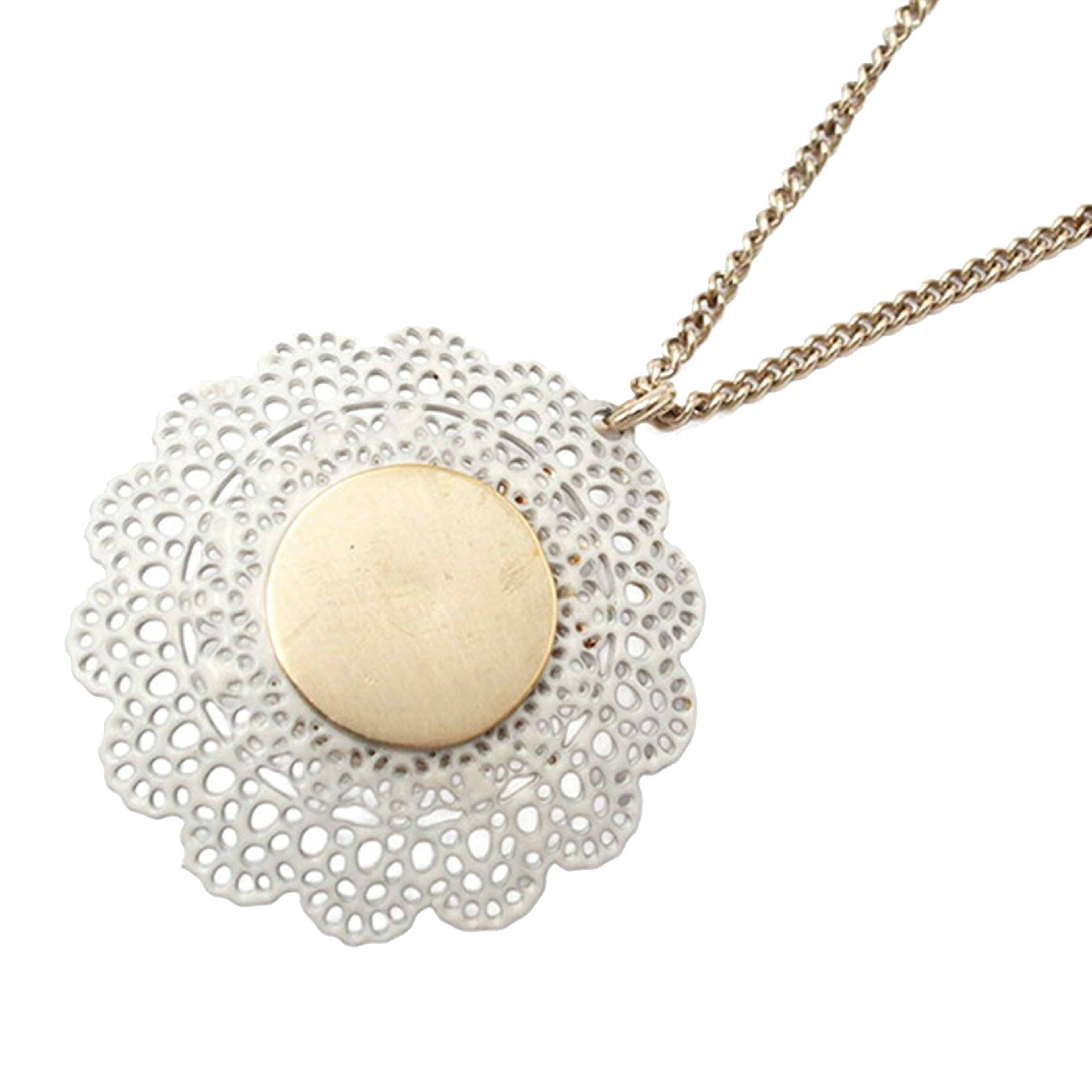 Chanel Gold Plated Cc Faux Pearl Lace Pendant Necklace, från Luxclusif, i färgen gold. Klicka för att öppna bilden i stort format