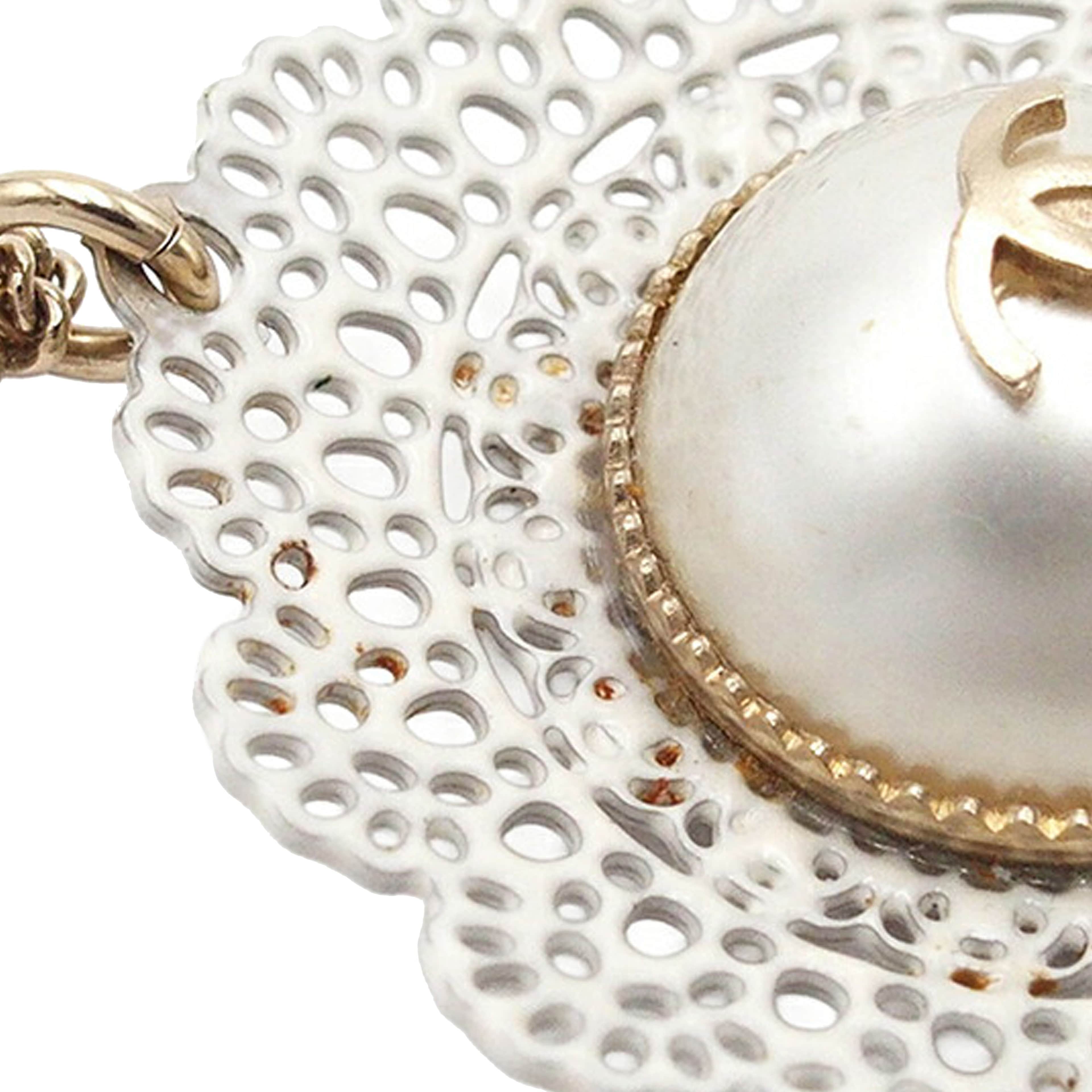 Chanel Gold Plated Cc Faux Pearl Lace Pendant Necklace, från Luxclusif, i färgen gold. Klicka för att öppna bilden i stort format