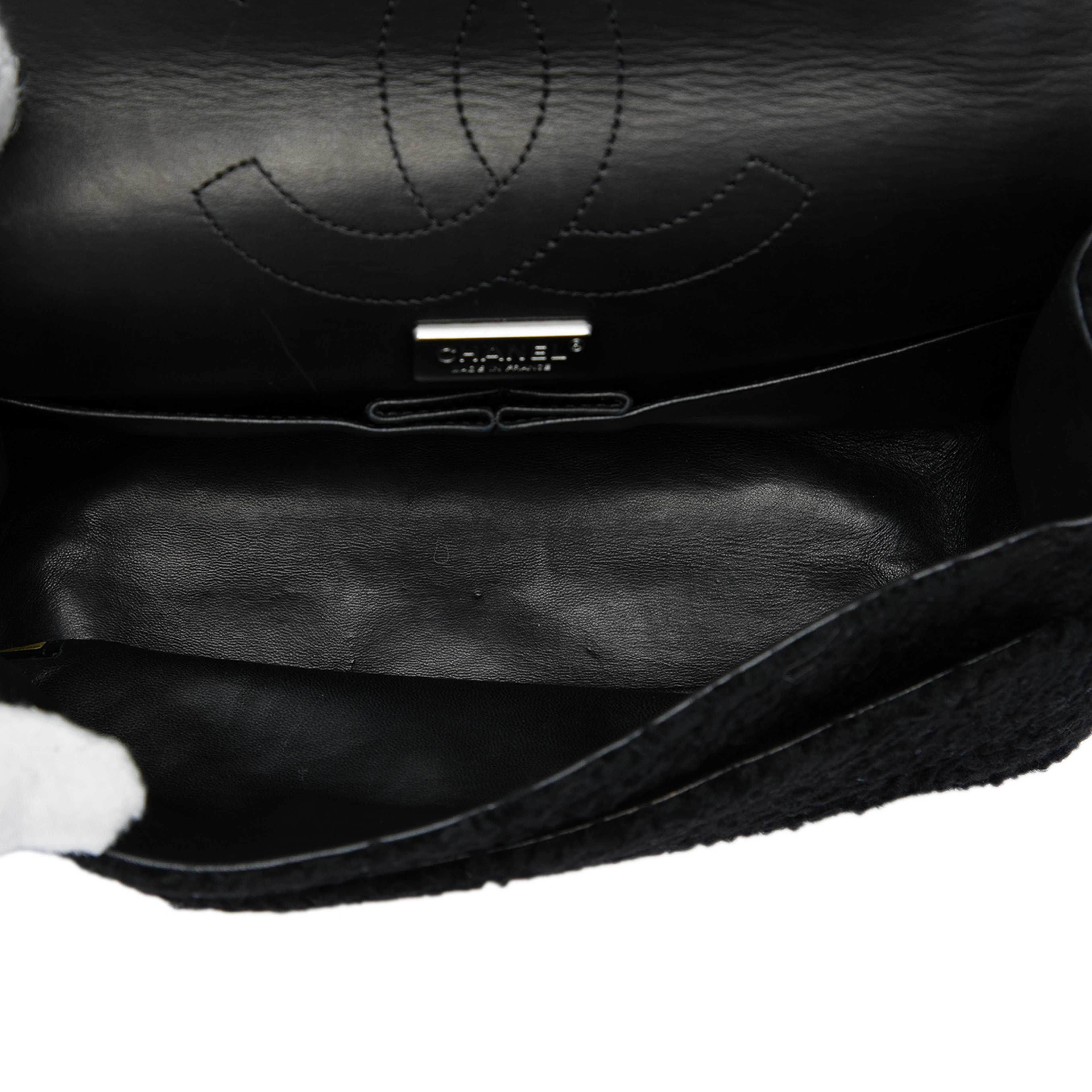 Chanel Boucle Wool Reissue 2.55 Double Flap 225, från Luxclusif, i färgen svart. Klicka för att öppna bilden i stort format
