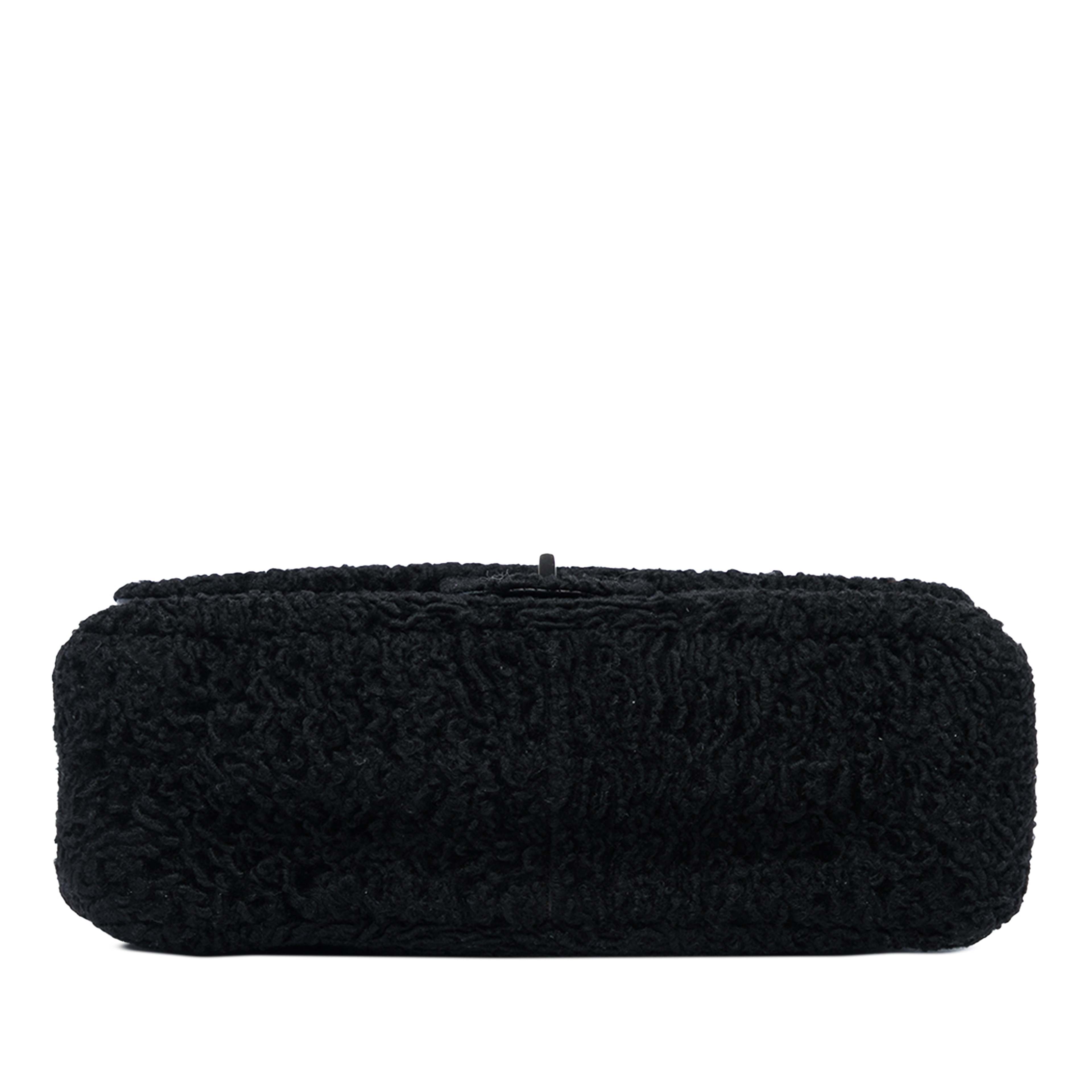 Chanel Boucle Wool Reissue 2.55 Double Flap 225, från Luxclusif, i färgen svart. Klicka för att öppna bilden i stort format