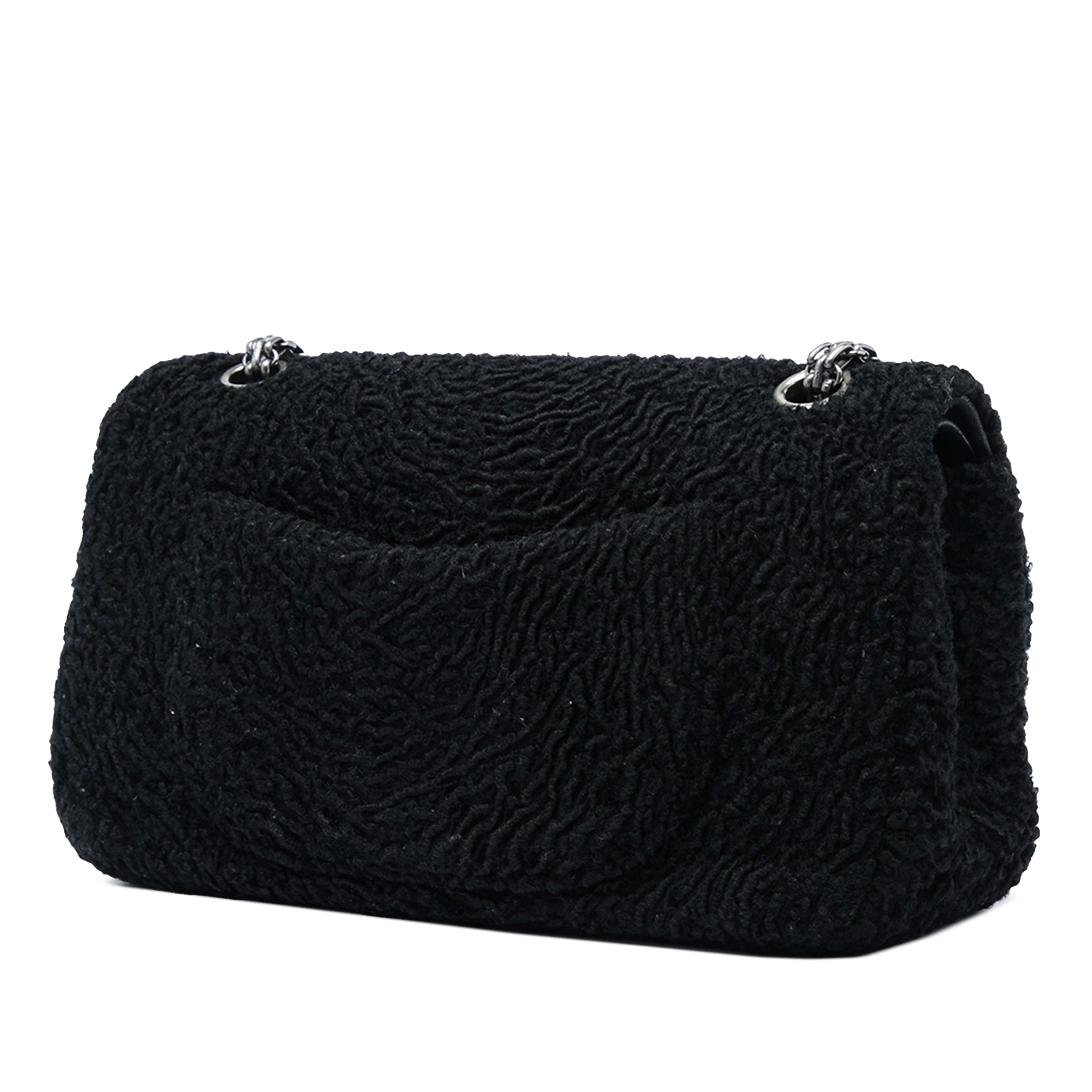 Chanel Boucle Wool Reissue 2.55 Double Flap 225, från Luxclusif, i färgen svart. Klicka för att öppna bilden i stort format