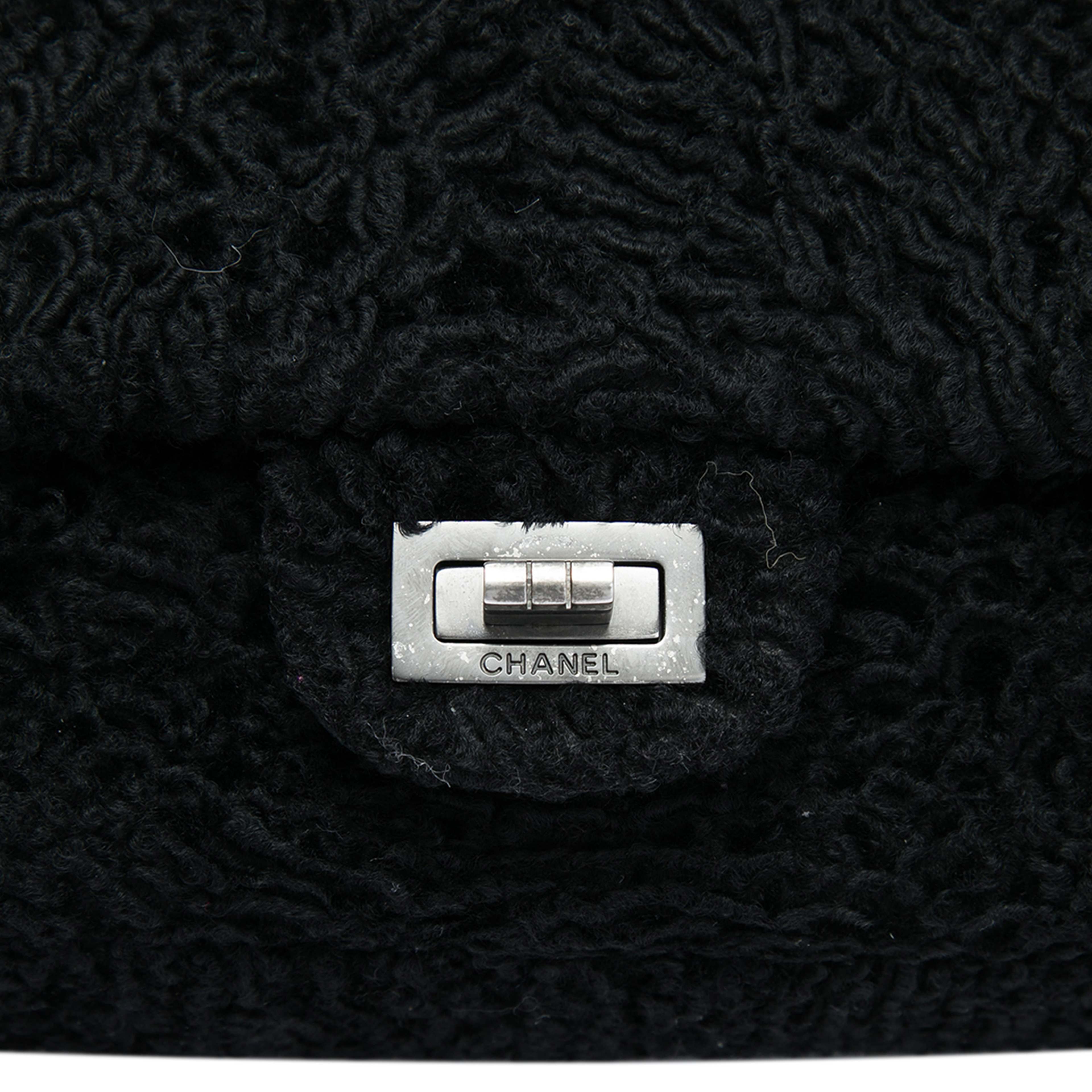 Chanel Boucle Wool Reissue 2.55 Double Flap 225, från Luxclusif, i färgen svart. Klicka för att öppna bilden i stort format