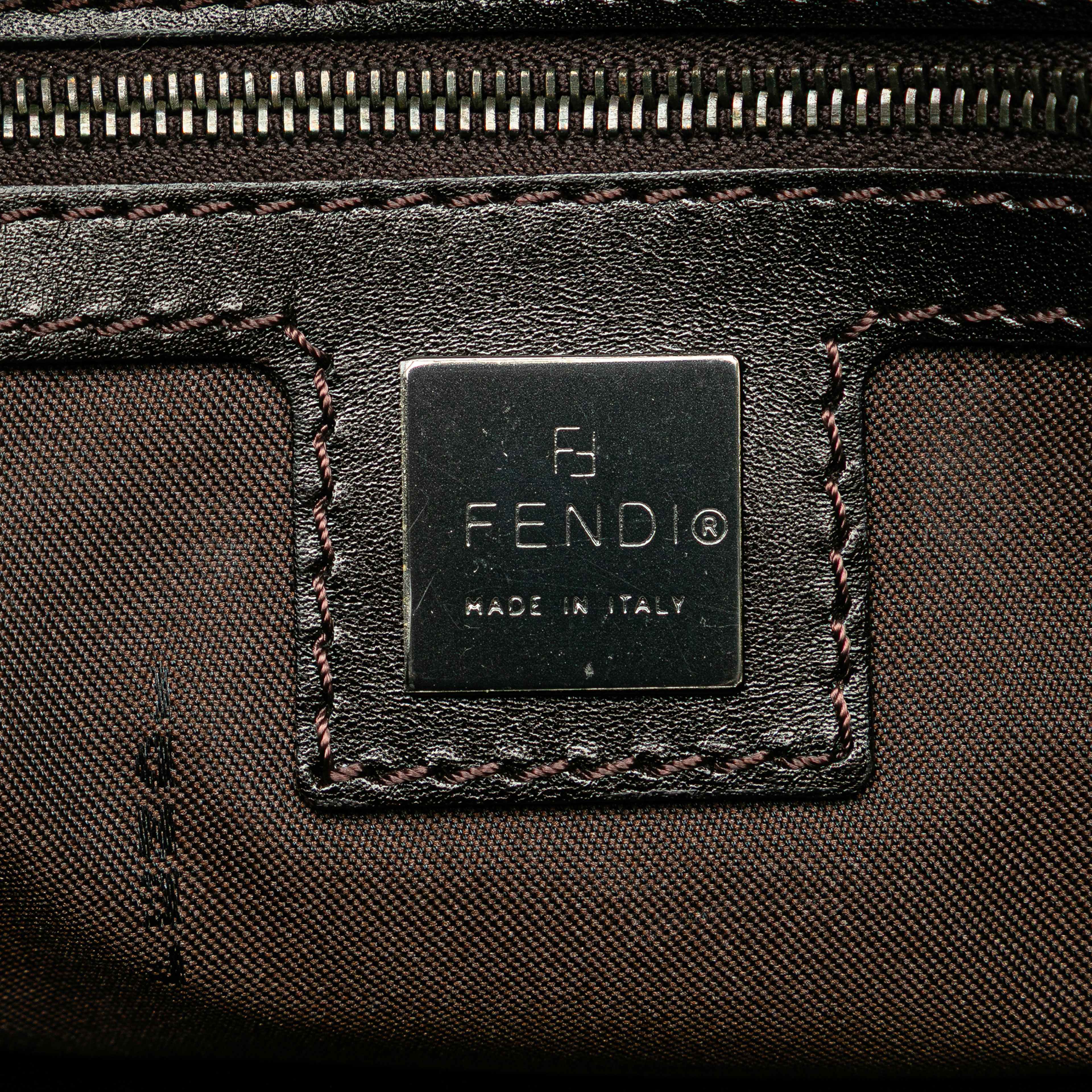Fendi Zucchino Canvas Handbag, från Luxclusif, i färgen beige. Klicka för att öppna bilden i stort format