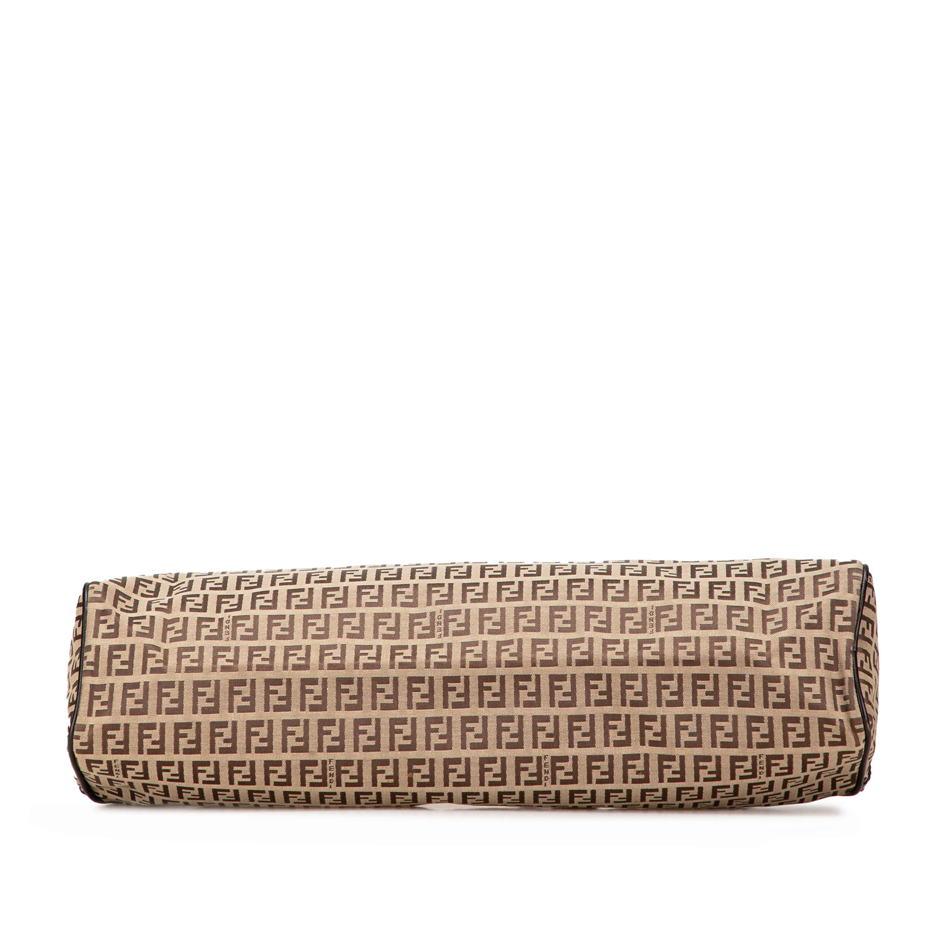 Fendi Zucchino Canvas Handbag, från Luxclusif, i färgen beige. Klicka för att öppna bilden i stort format