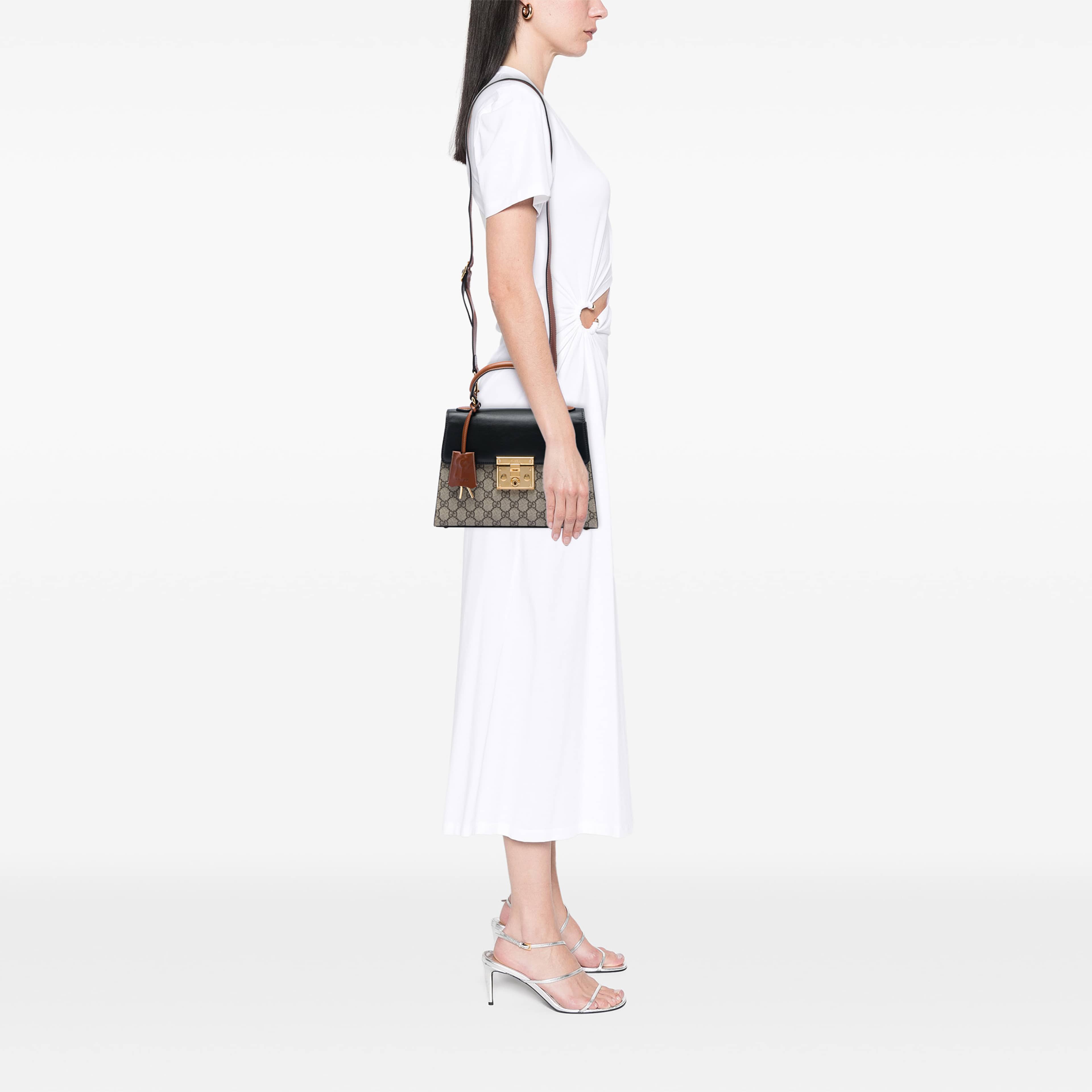 Gucci Small Gg Supreme Padlock Satchel, från Luxclusif, i färgen beige. Klicka för att öppna bilden i stort format
