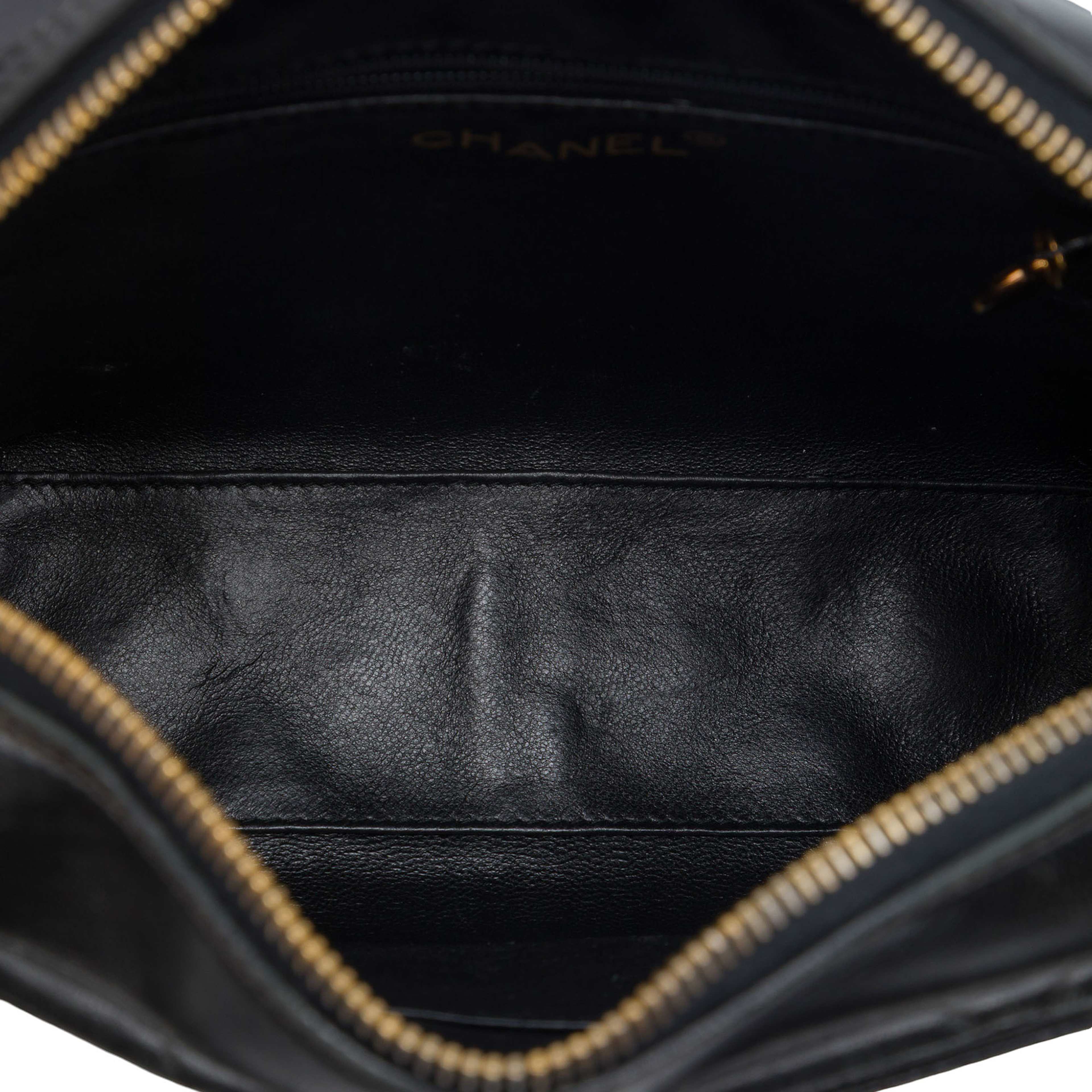 Chanel Cc Quilted Lambskin Twisted Strap Crossbody, från Luxclusif, i färgen svart. Klicka för att öppna bilden i stort format