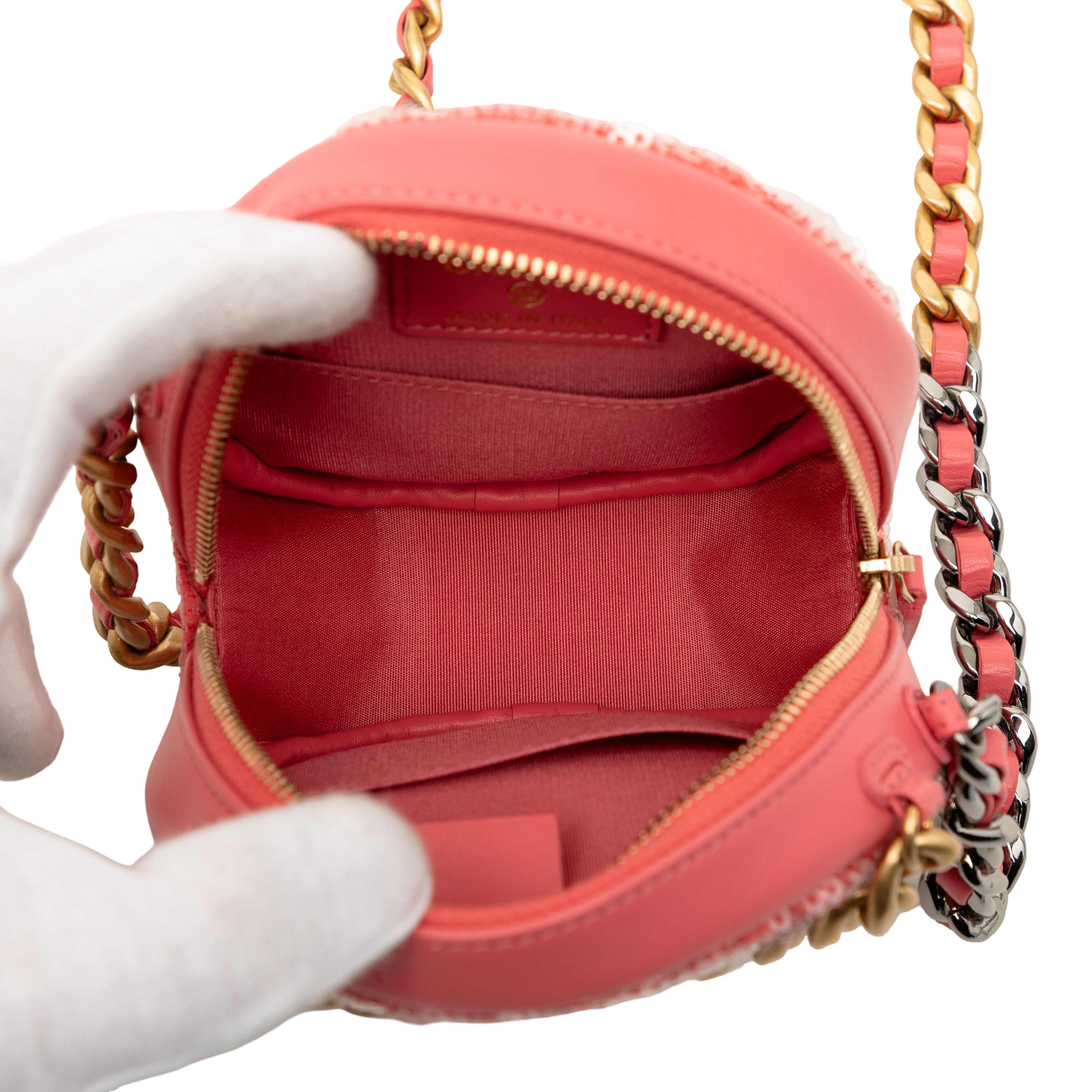 Chanel Sequin Lambskin 19 Round Clutch With Chain, från Luxclusif, i färgen pink. Klicka för att öppna bilden i stort format