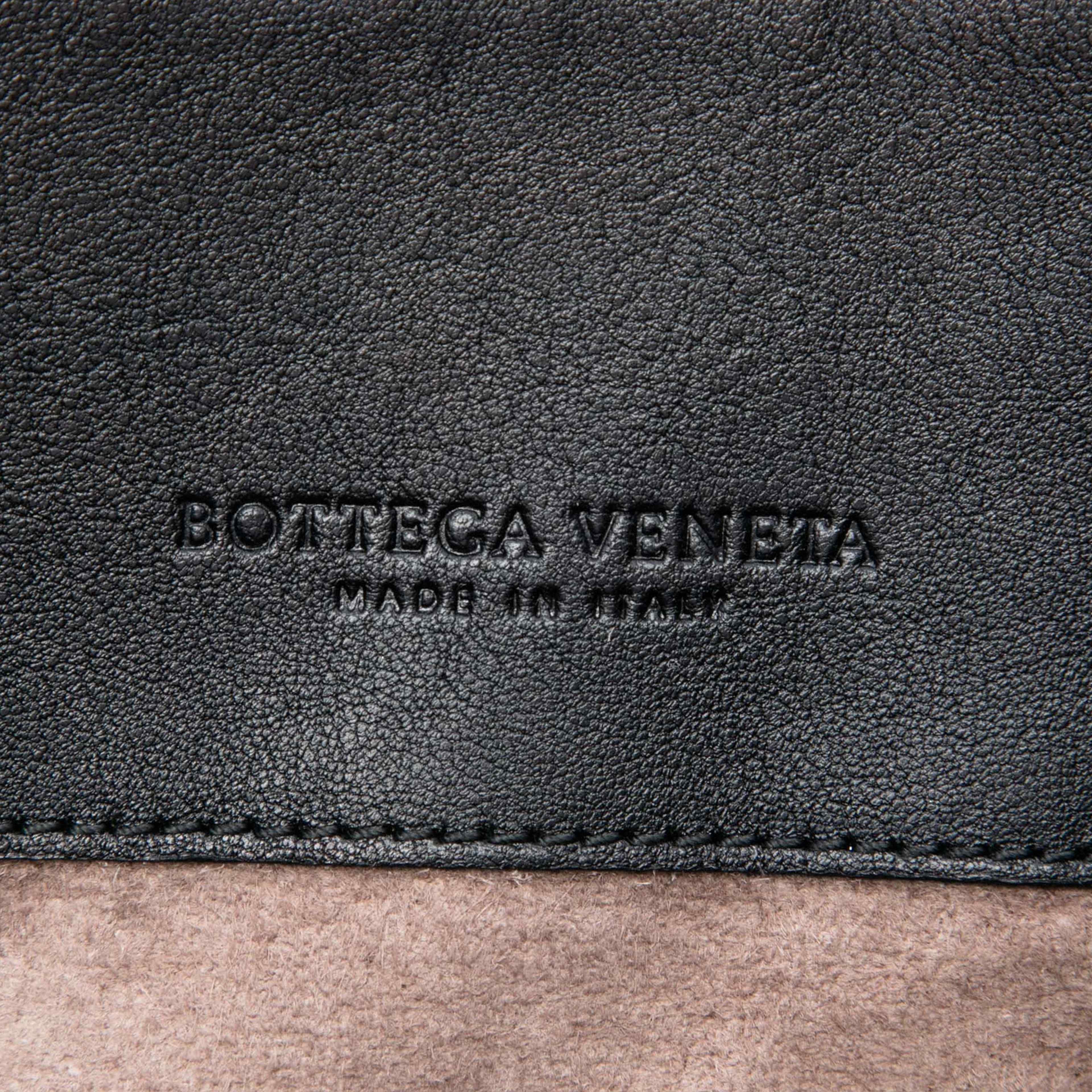 Bottega Veneta Nappa Intrecciato Tobu Olimpia Shoulder Bag, från Luxclusif, i färgen brun. Klicka för att öppna bilden i stort format