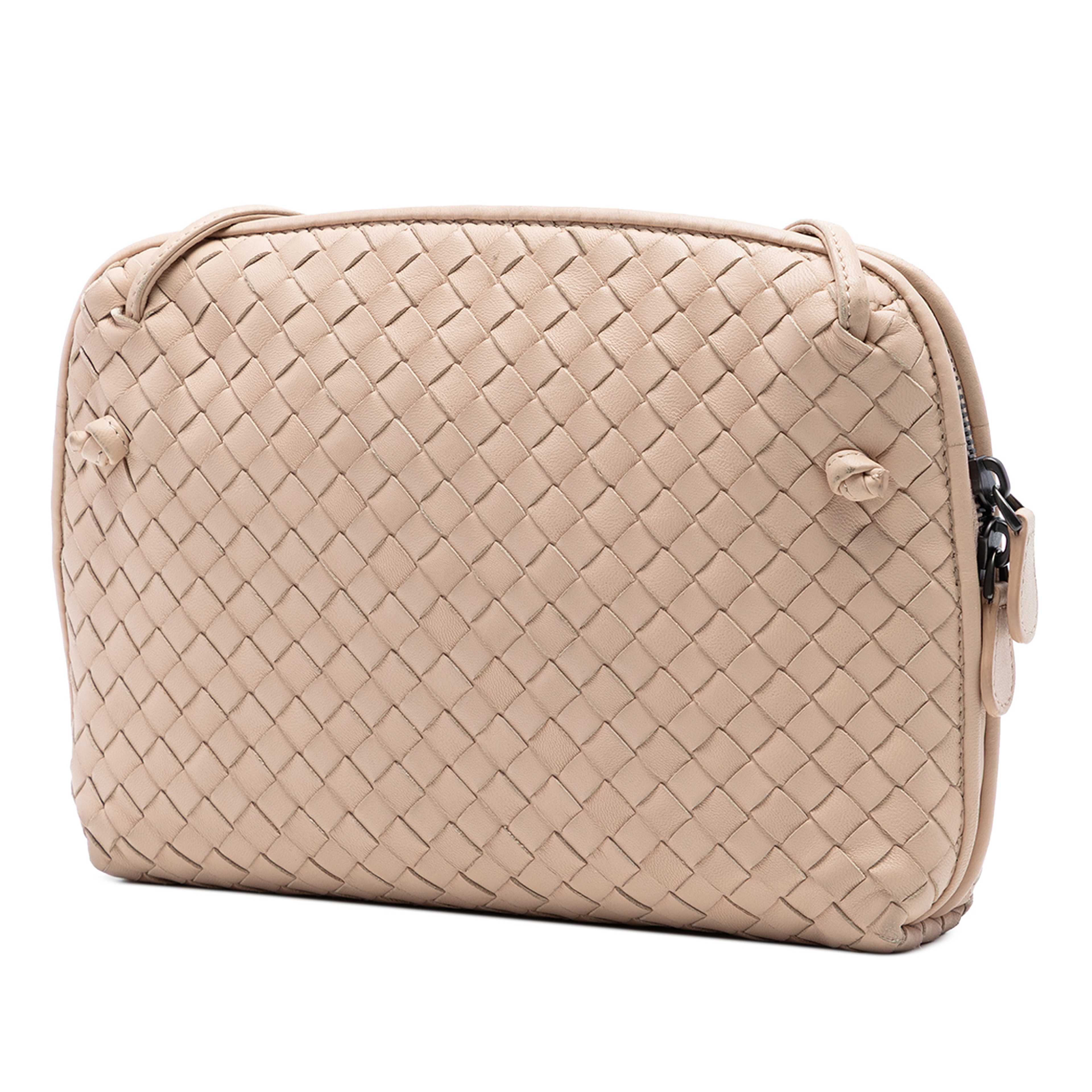 Bottega Veneta Nappa Intrecciato Nodini Crossbody, från Luxclusif, i färgen beige. Klicka för att öppna bilden i stort format