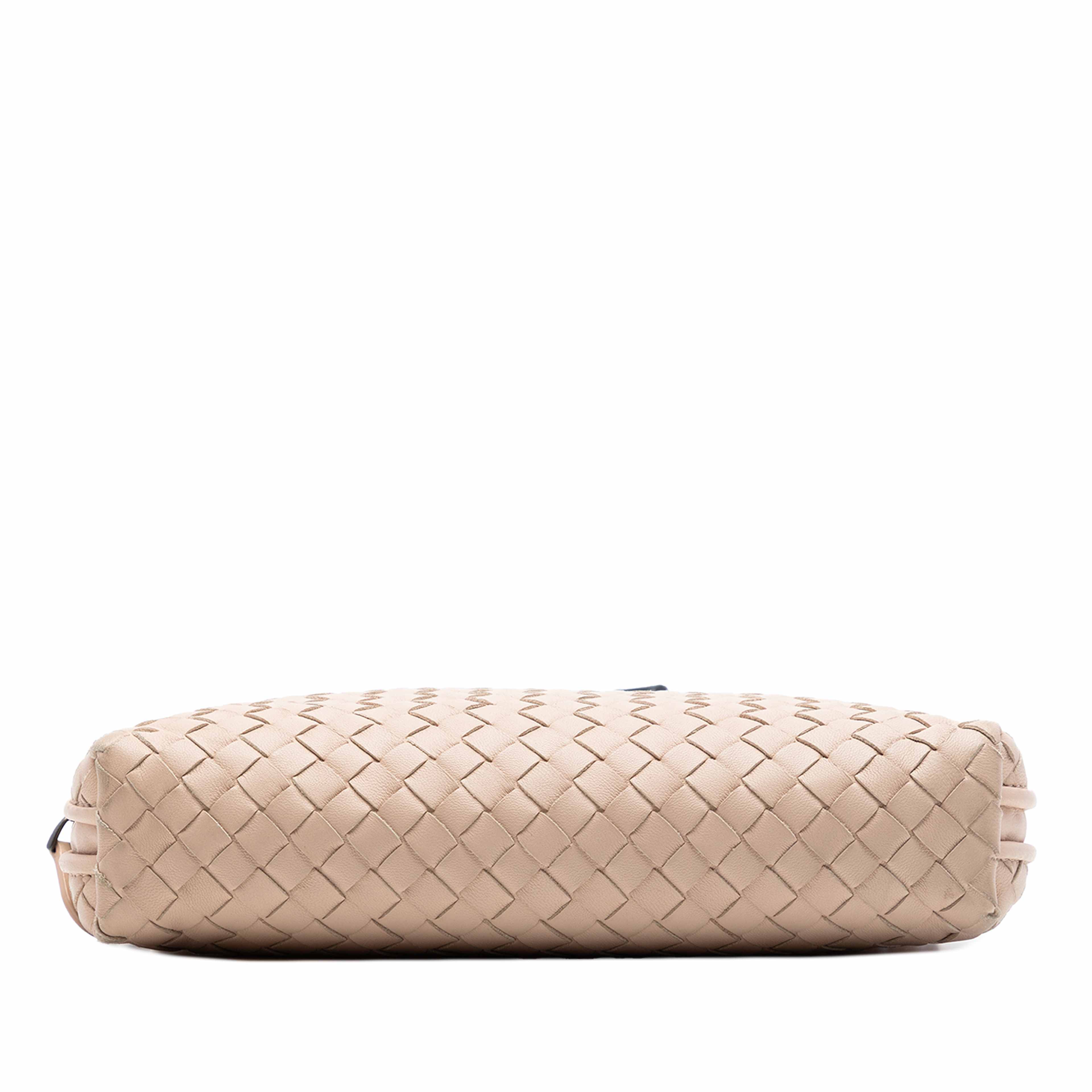Bottega Veneta Nappa Intrecciato Nodini Crossbody, från Luxclusif, i färgen beige. Klicka för att öppna bilden i stort format